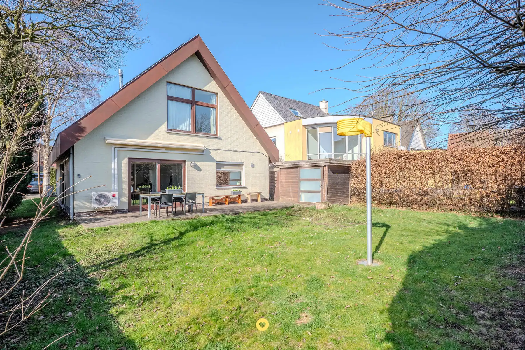 Op te frissen villa met 3 slaapkamers en leuke tuin foto 5