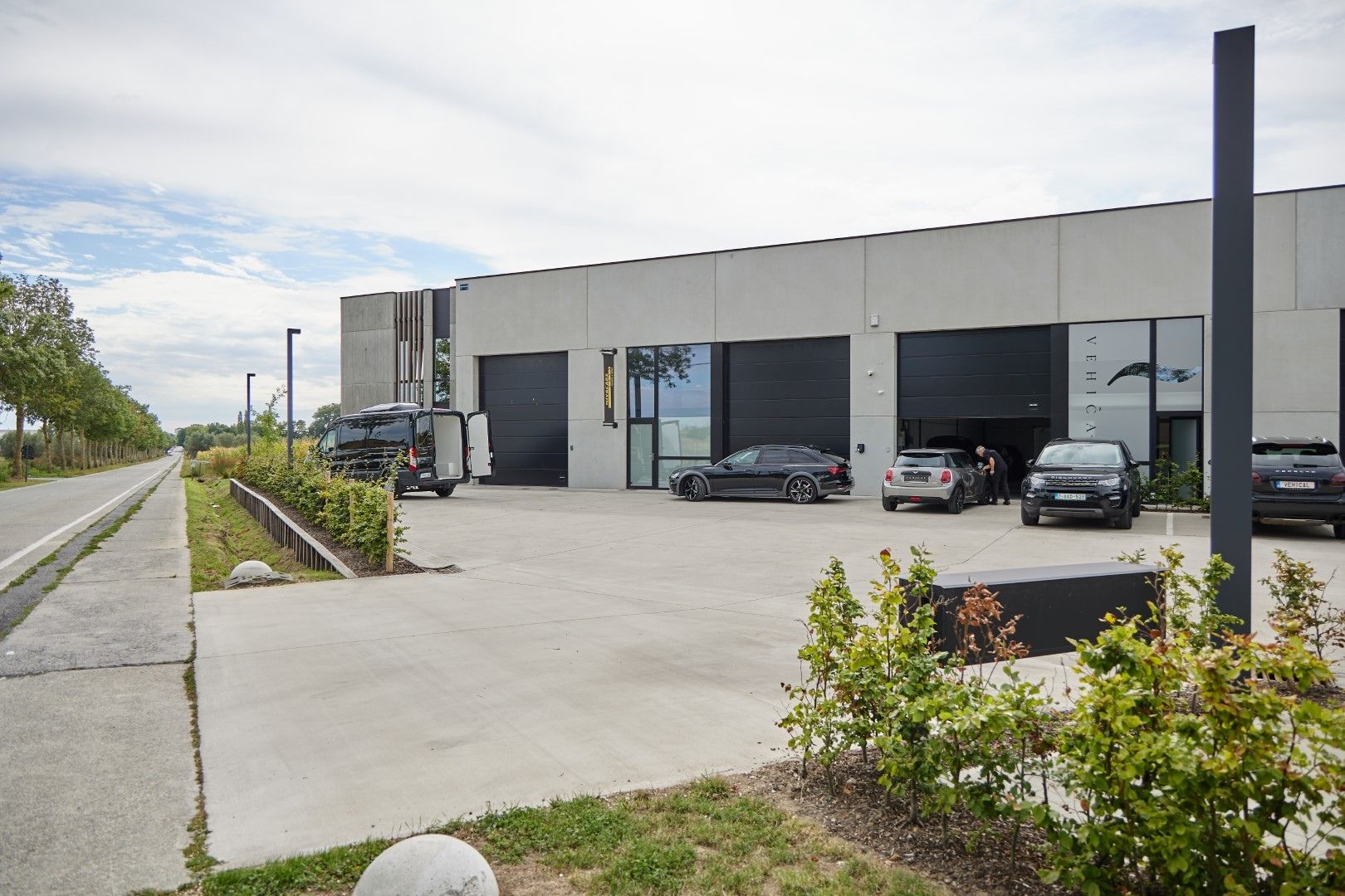 Nieuwbouw KMO-unit in Zwevezele te huur (180 m²) foto 2
