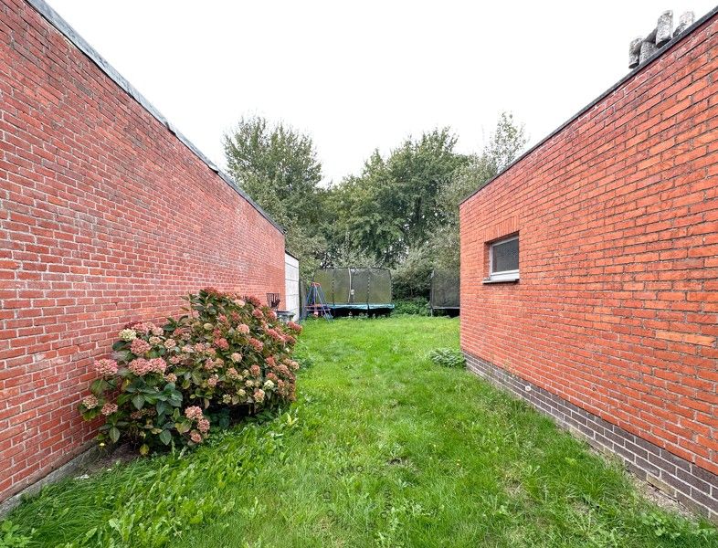 Appartementsgebouw met twee wooneenheden, garages en tuin foto 15