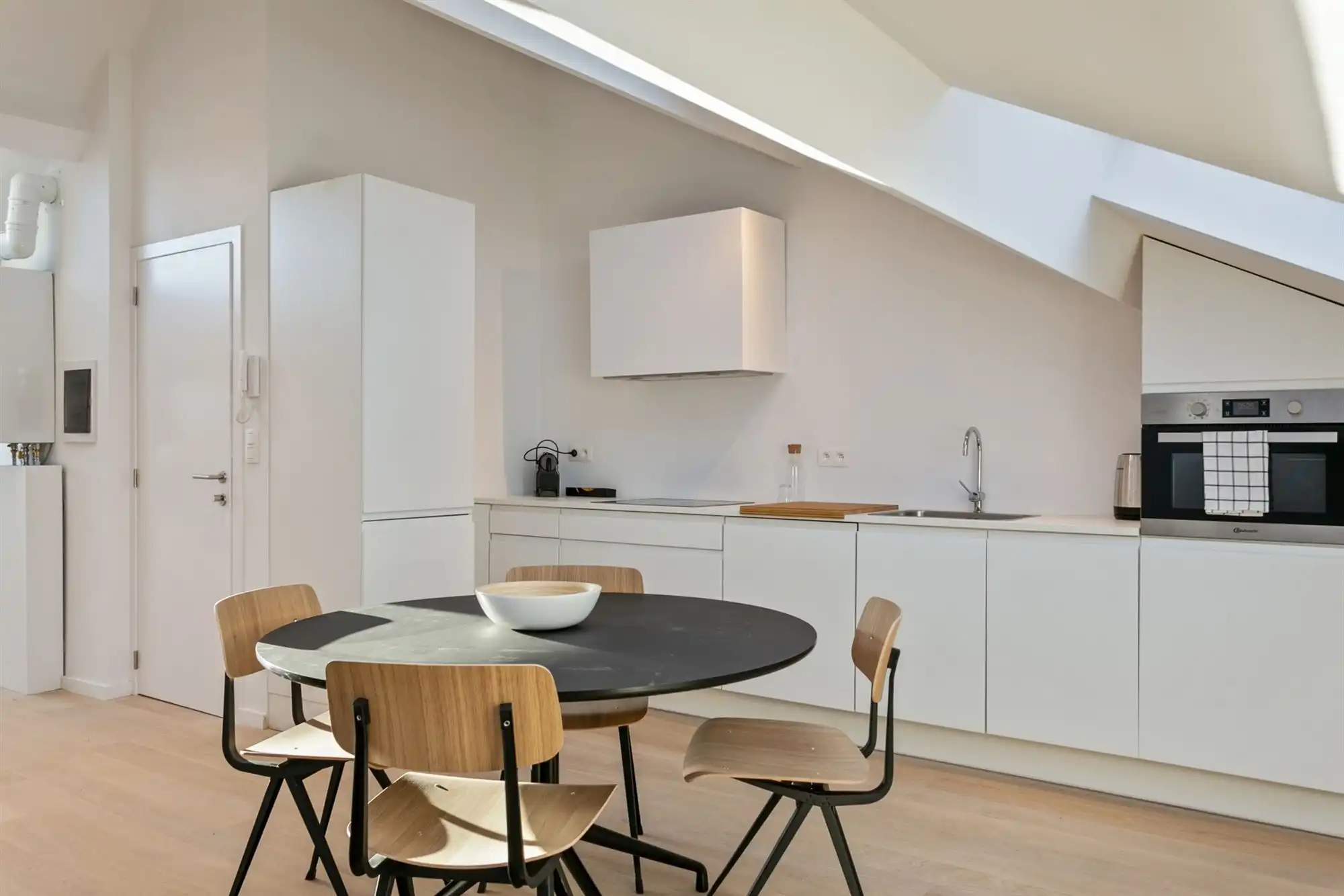 Ruim 2 slaapkamer appartement op toplocatie! foto 5