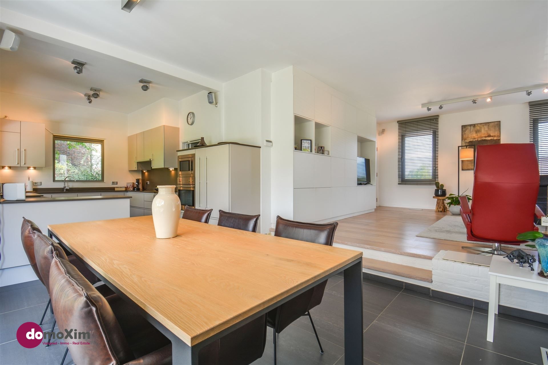 Speelse, vrijstaande woning met 384 m² woonplezier en een ZW-gerichte tuin vol privacy foto 3