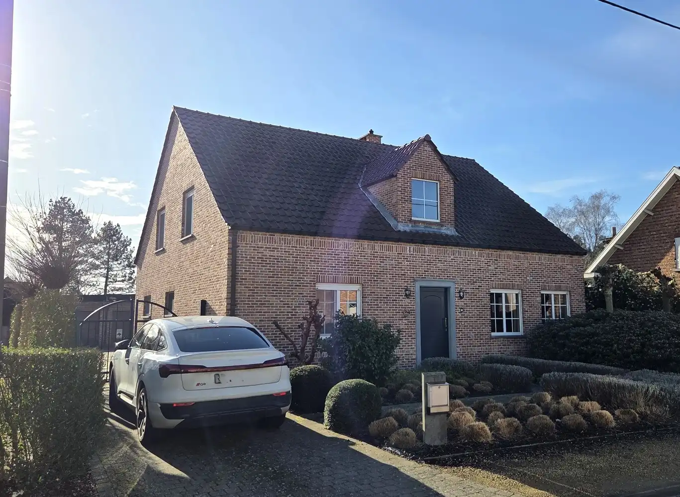 Zeer ruime gezinswoning, 4 slaapkamers, volledig onderkelderd met dubbele garage als bijgebouw foto {{pictureIndex}}