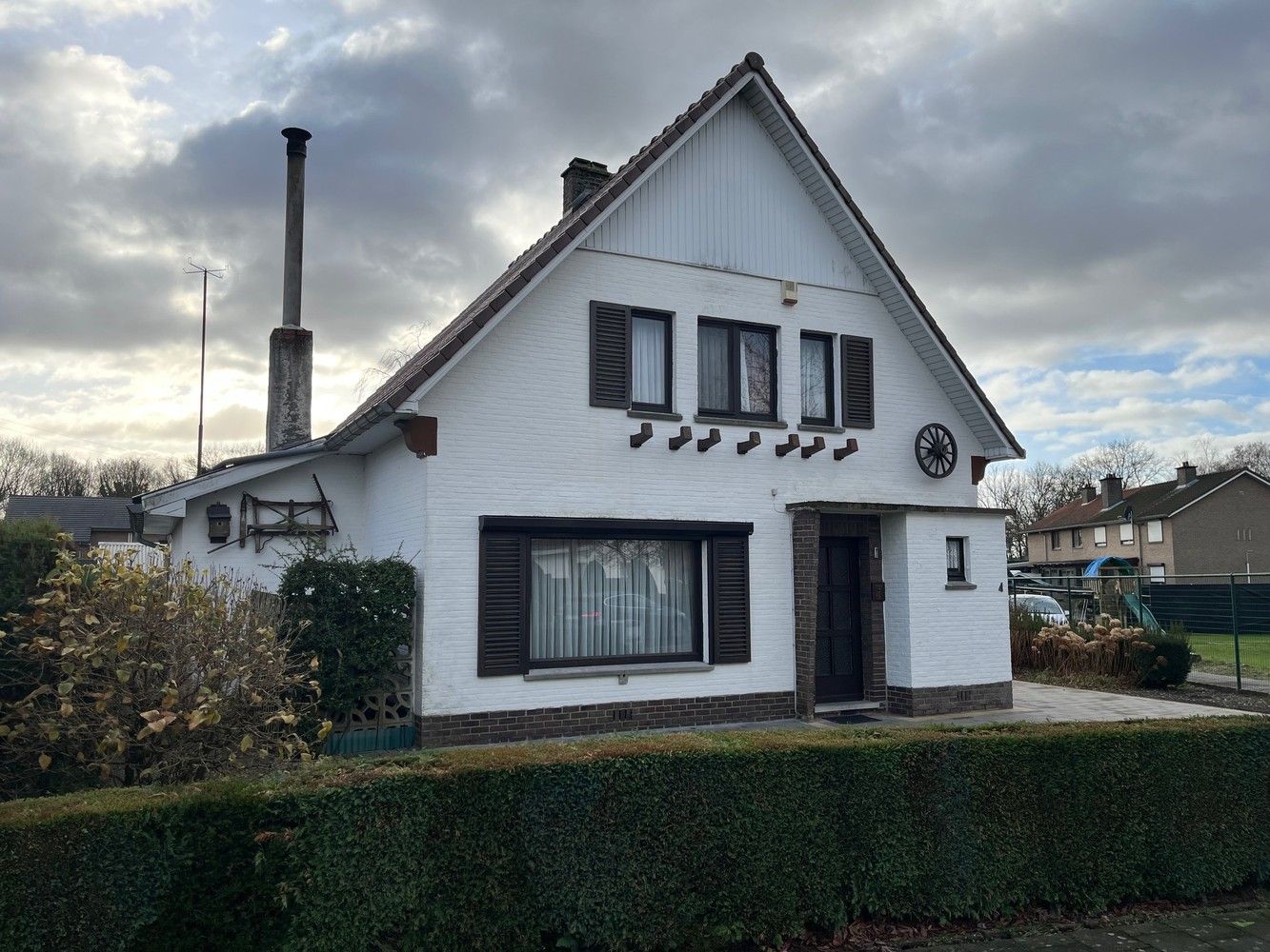 Hoofdfoto van de publicatie: Vrijstaande gezellige woning met 3 slk op in totaal 831 m² grond!