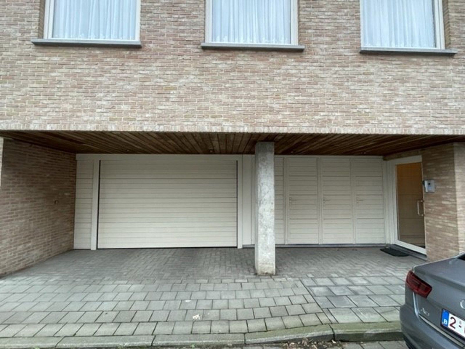GELIJKVLOERSAPPARTEMENT MET TERRAS EN GARAGE IN HET CENTRUM VAN TIELT.  foto 2