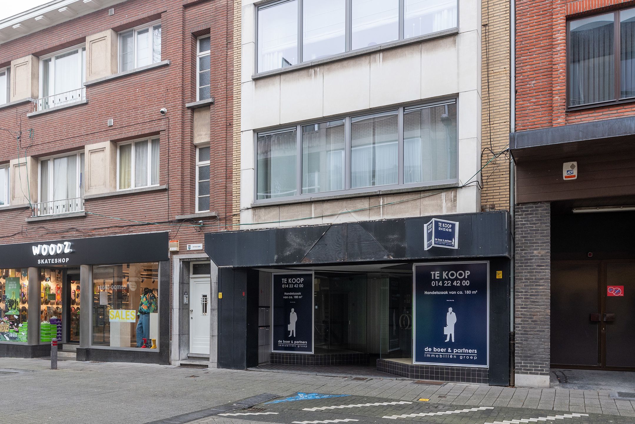 Ruim gelijkvloers handelspand met een oppervlakte van 180m² foto 2