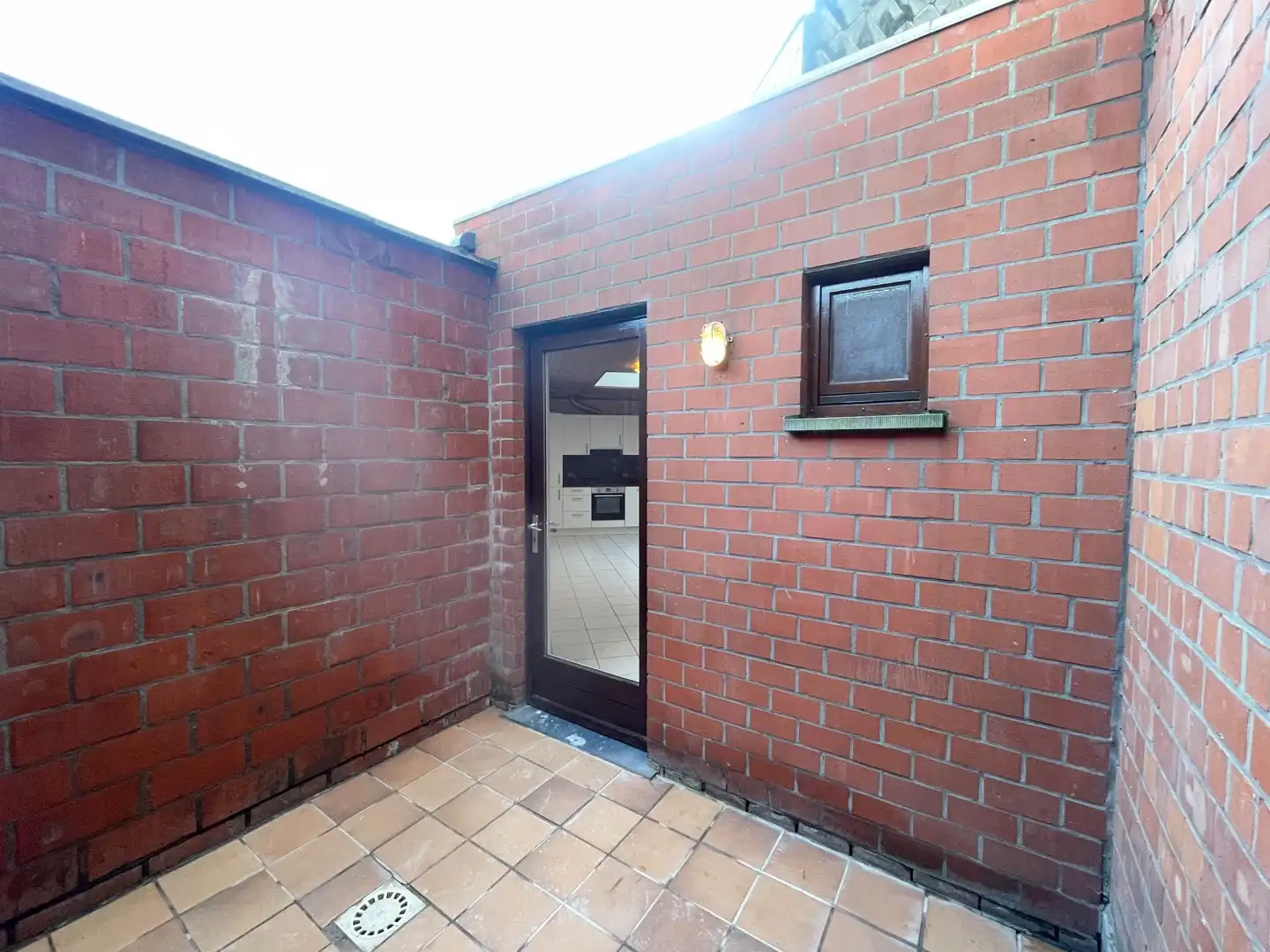 Gerenoveerde woning met 2 slaapkamers, terras, garage & staanplaats te Roeselare! foto 11