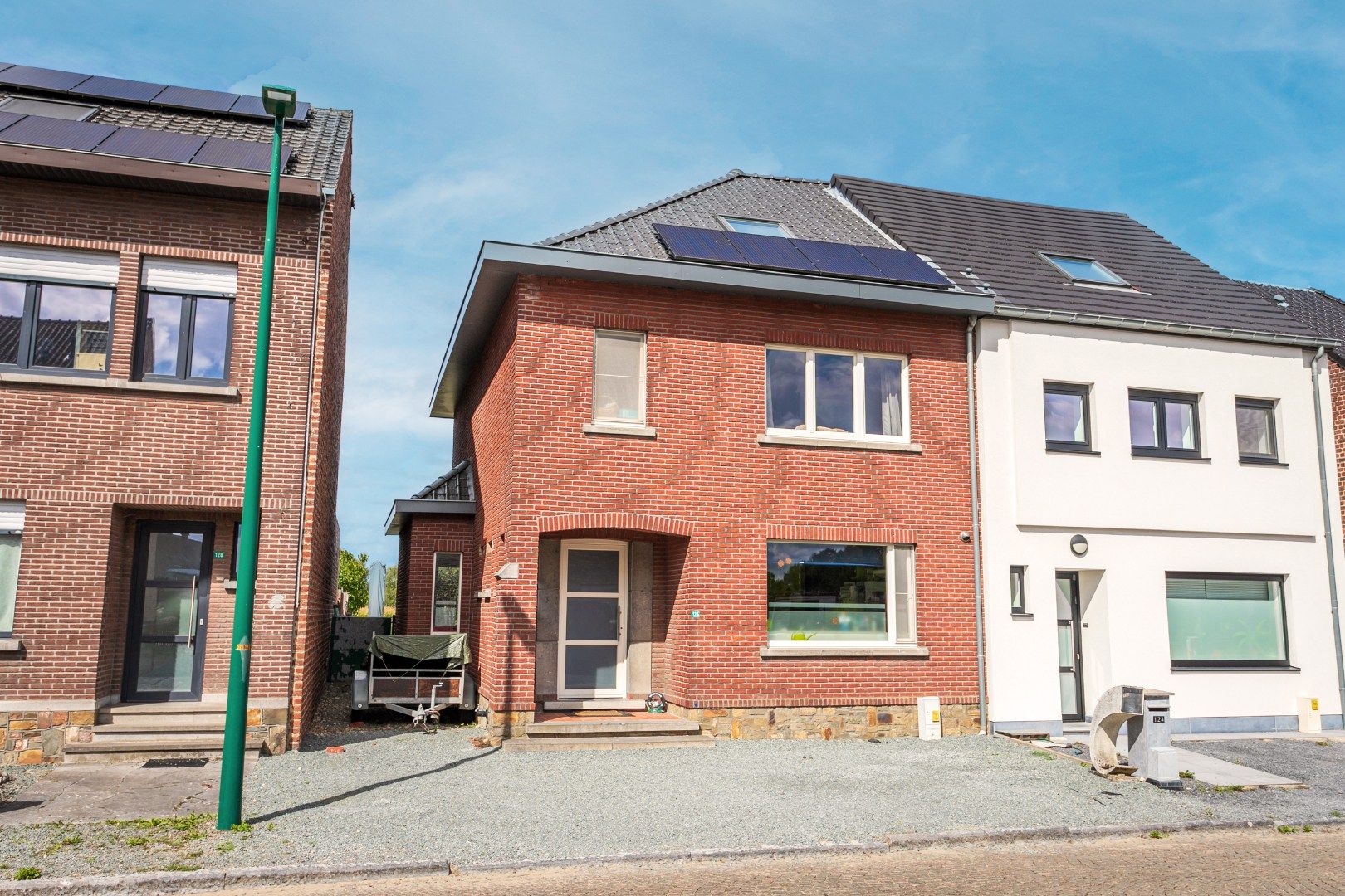 Hoofdfoto van de publicatie: Op te frissen woning met 3 slpks en tuin te Roosdaal