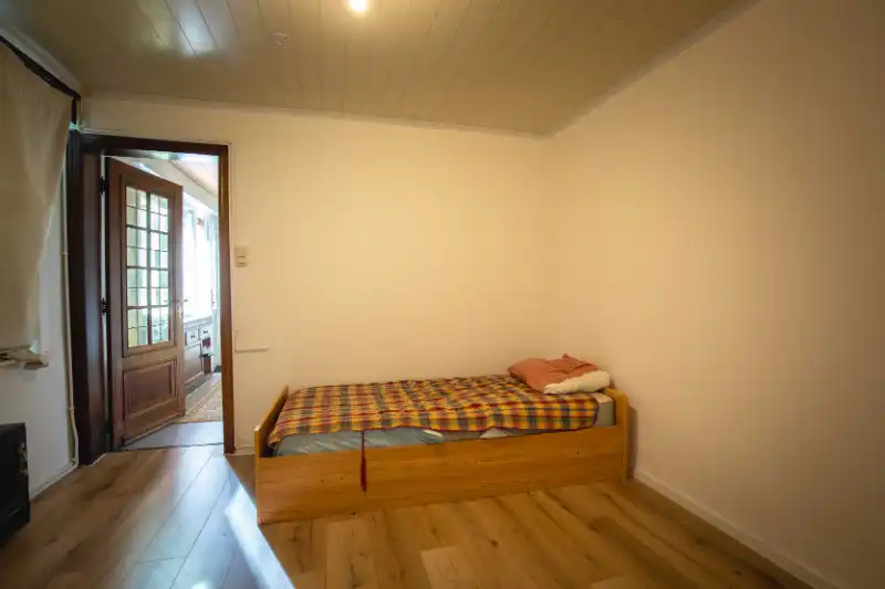 Roeselare. Opbrengsteigendom van 2 verhuurde appartementen en 1 aparte loods centraal tussen Rumbeke en Roeselare gelegen. Prijs bespreekbaar. foto 8