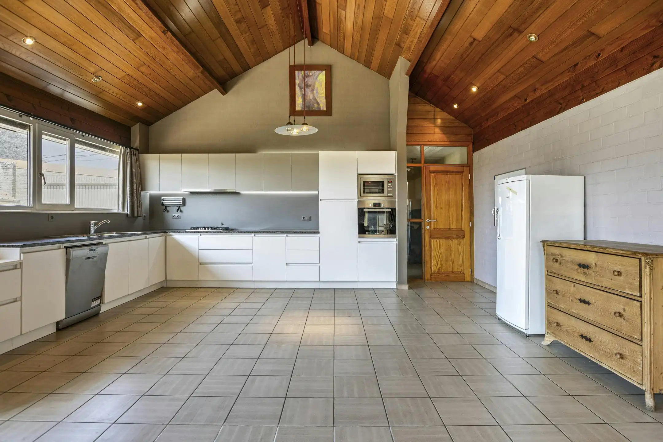 Ruime woning met 5 slaapkamers, tuin en garage te Lo-Reninge. foto 4