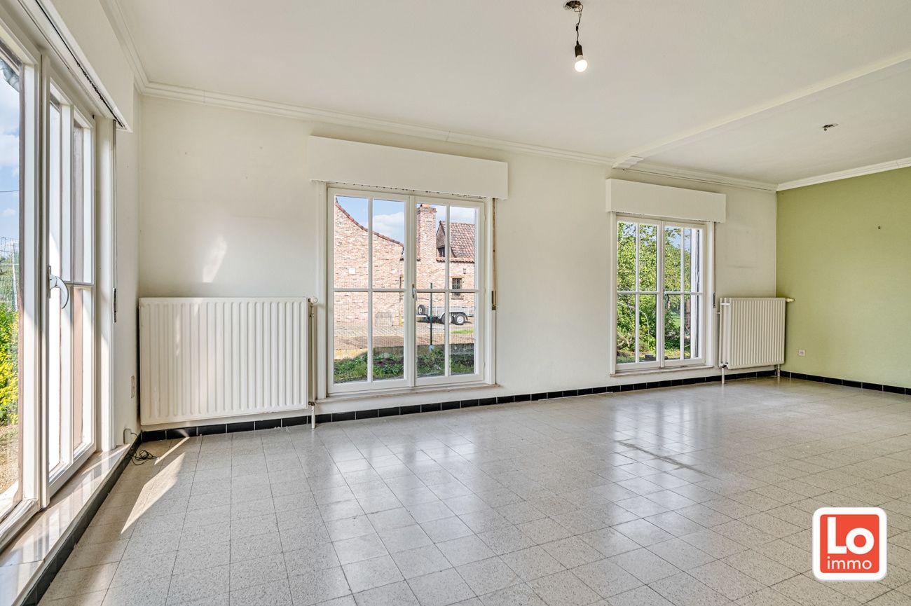 VERKOCHT! Volledig te renoveren gelijkvloerse prefabwoning met inpandige garage op een makkelijk bereikbare locatie tussen Laarne en Lochristi! foto 6