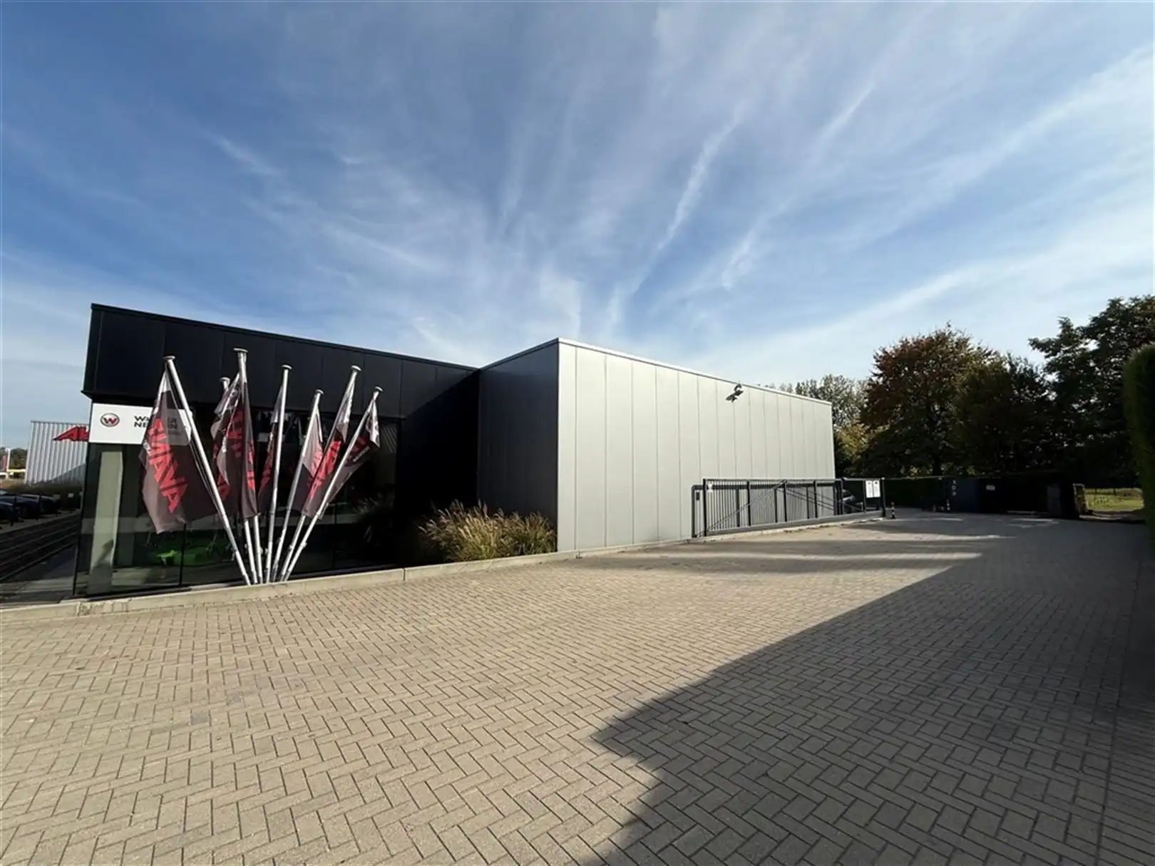 Industriële site met B2B-showroom te koop op zichtlocatie foto 5