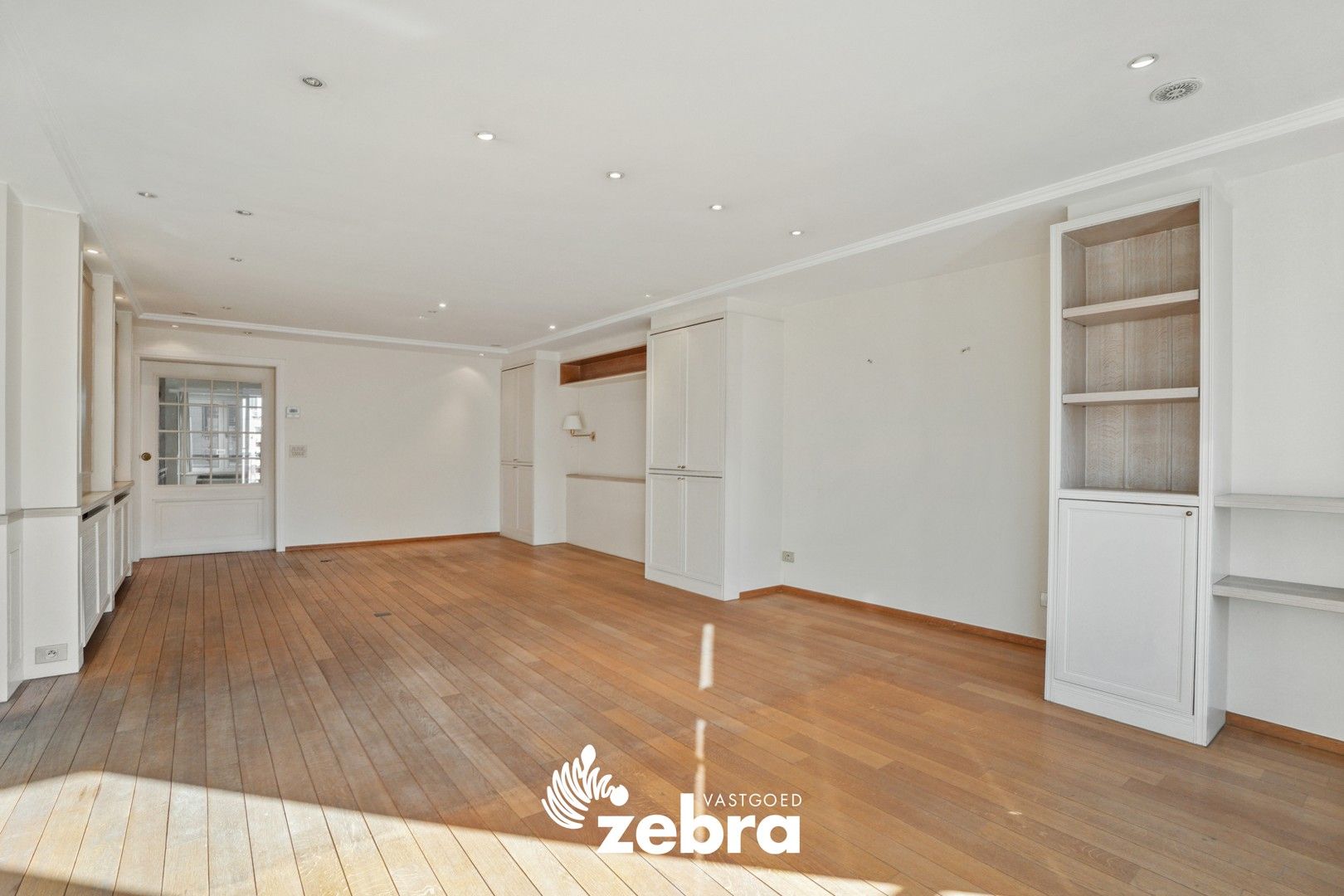 Instapklaar en lichtrijk appartement met 3 slaapkamers in het hart van Kortrijk, vlak bij de Grote Markt! foto 7