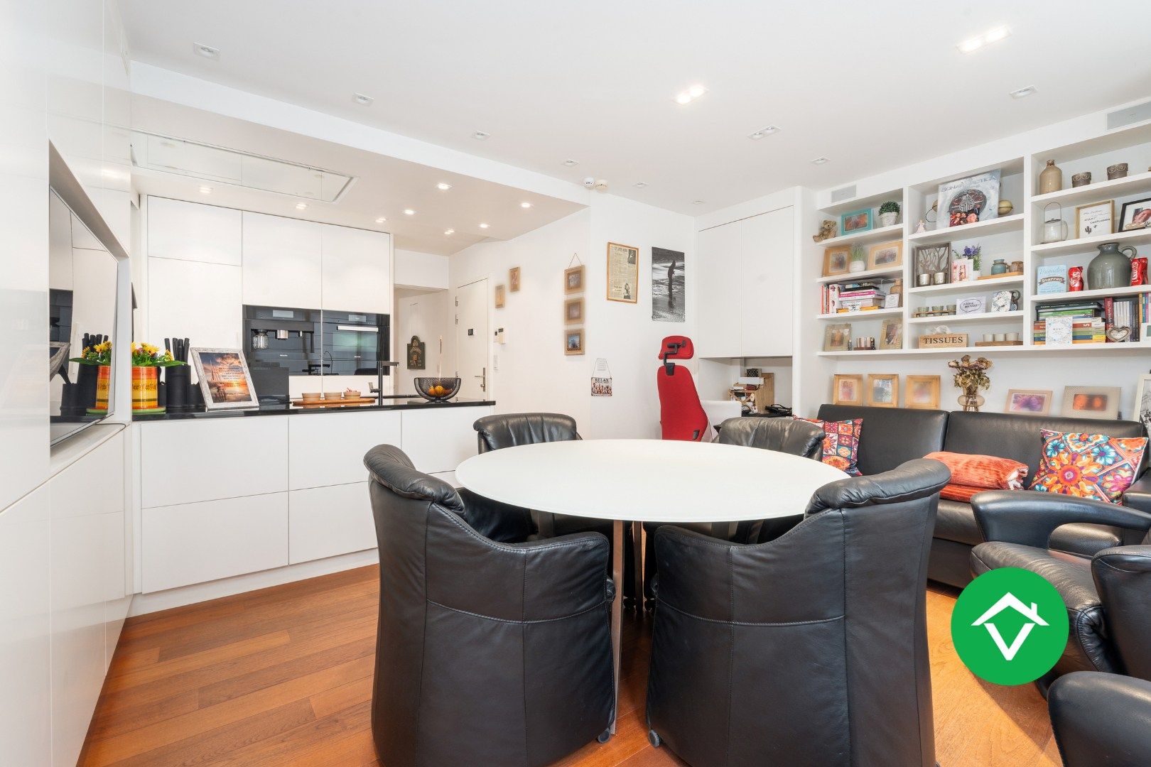 Instapklaar bemeubeld hoekappartement met 2 slaapkamers te koop in Oostende foto 5