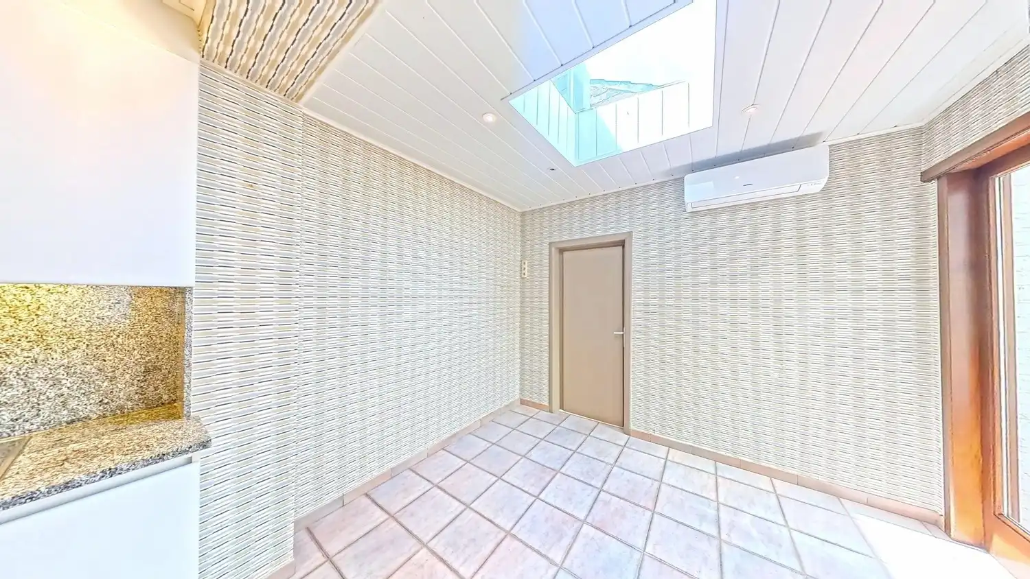 Ruime halfopen woning met garage te koop! foto 8