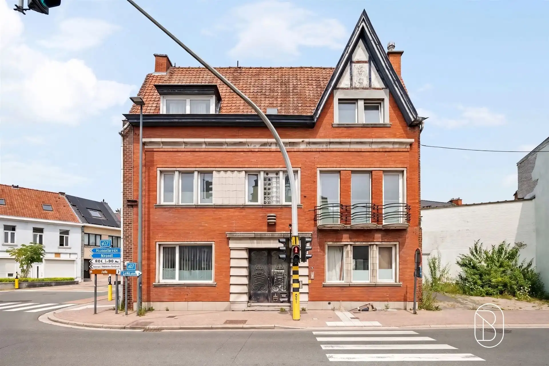 Hoofdfoto van de publicatie: Te renoveren woning met 5 kamers, en parkeergelegenheid 