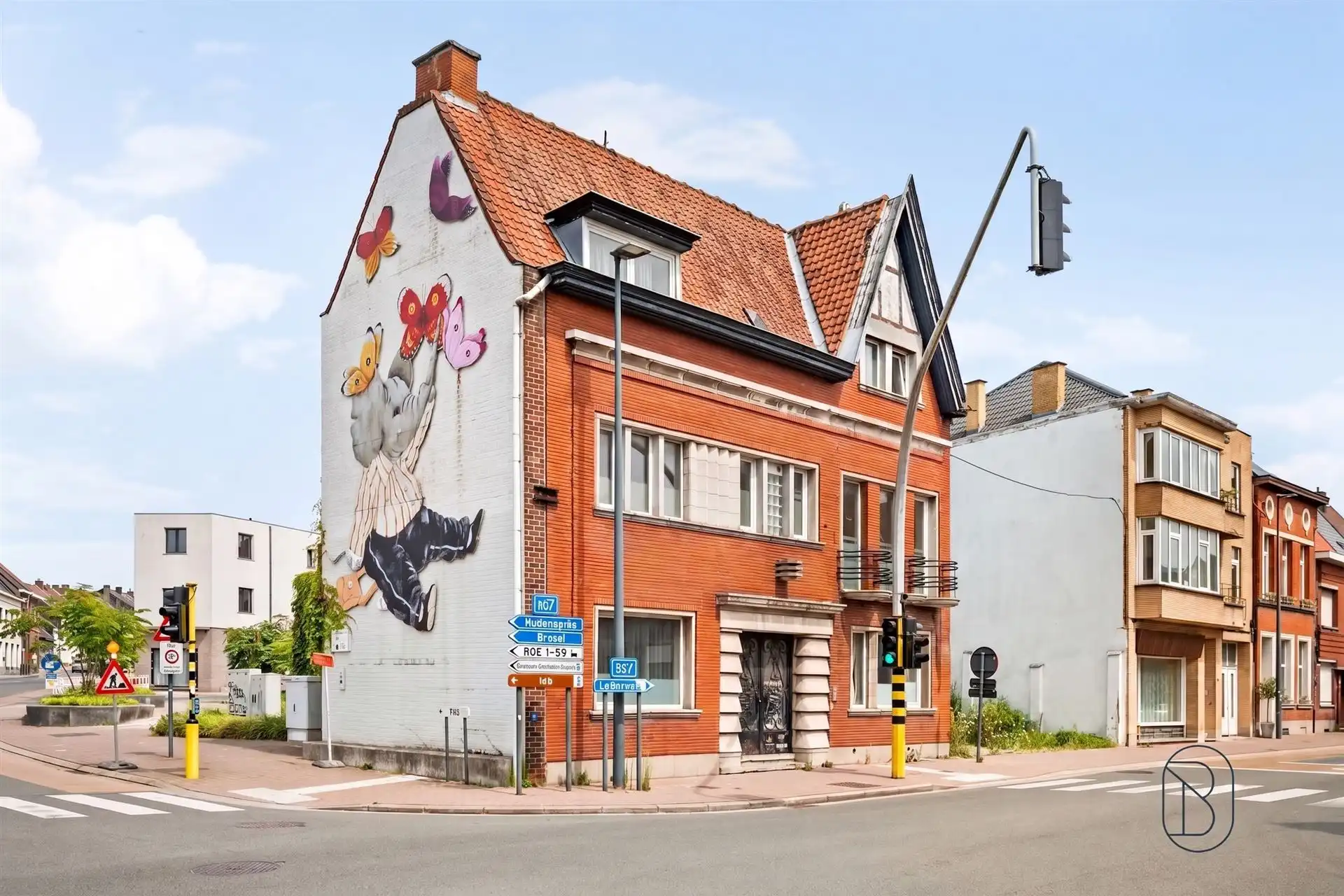 Te renoveren woning met 5 kamers, en parkeergelegenheid  foto 2