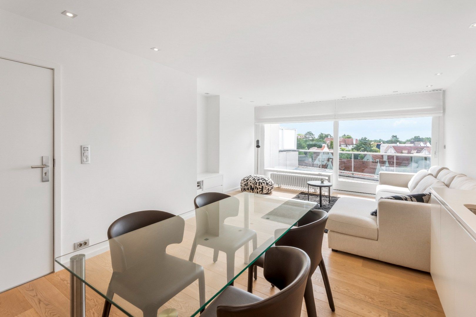 Zeer goed gelegen penthouse met zonneterrassen vlakbij de winkels van de Dumortierlaan en de Lippenslaan. Mogelijkheid tot aankoop parking. foto 3