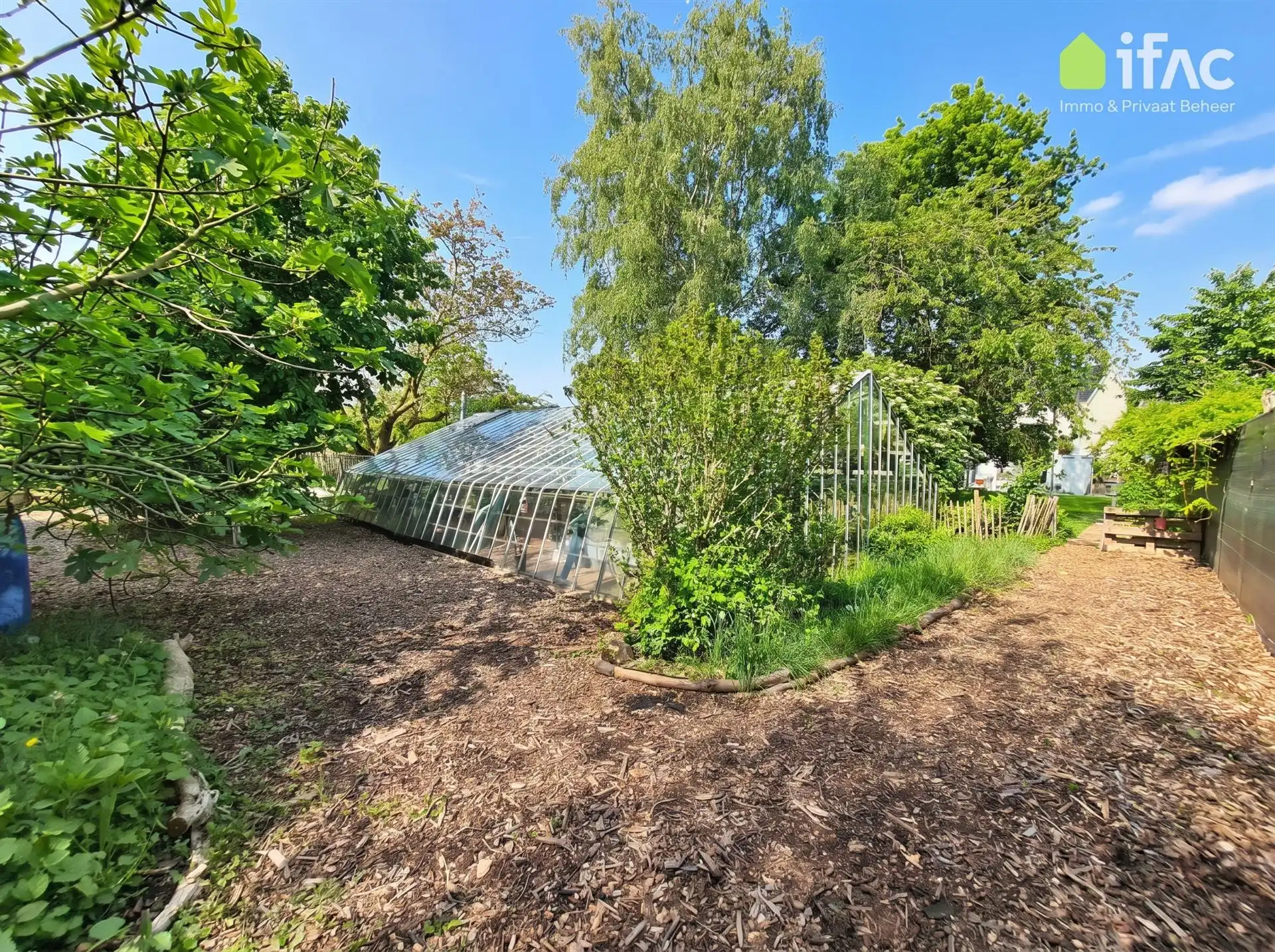 Volledig gerenoveerde woning met geweldige tuin op 28a 34ca foto 15