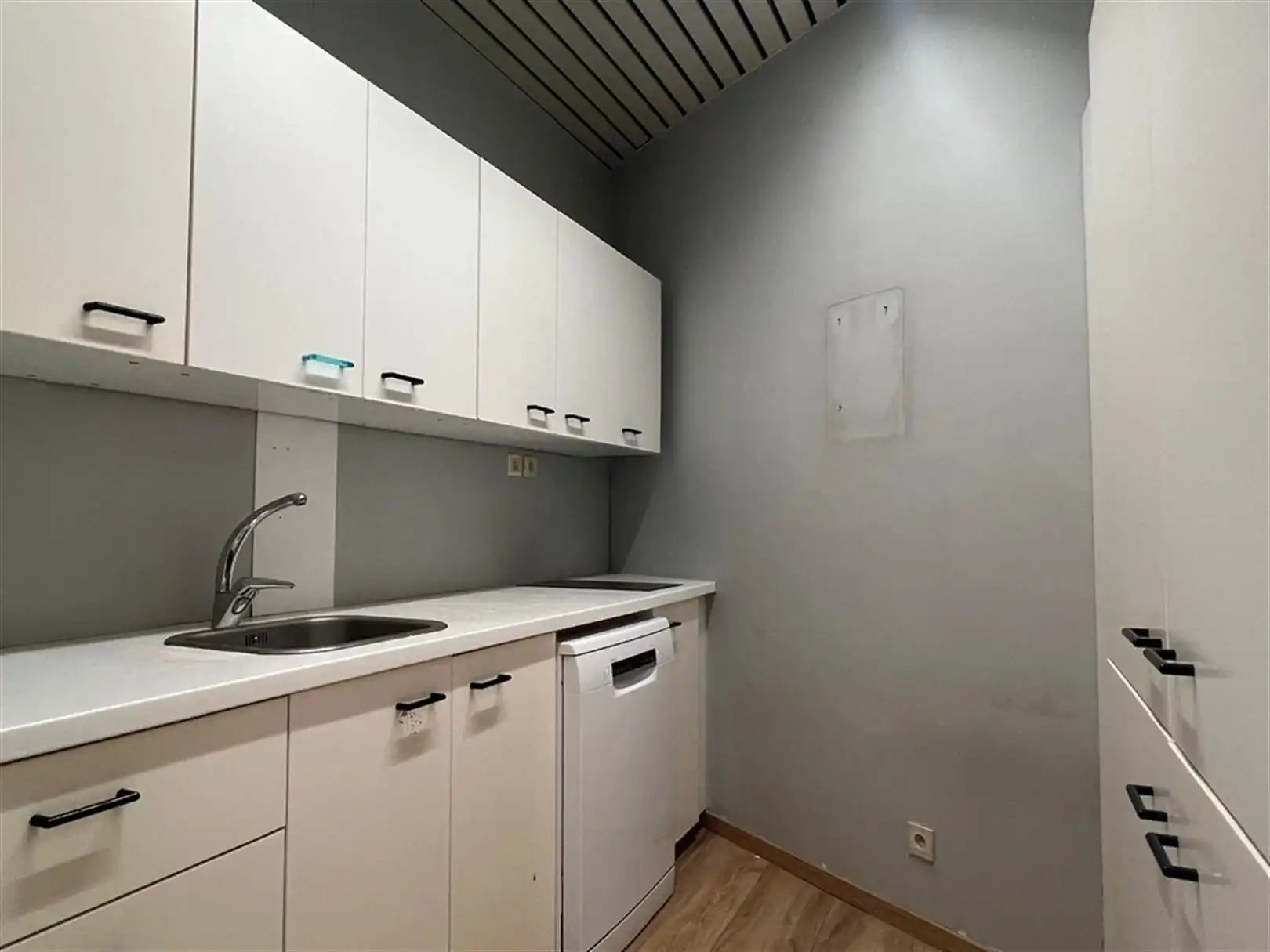 Kantoorgebouw gelegen aan de E19, A12 en E17 foto 9