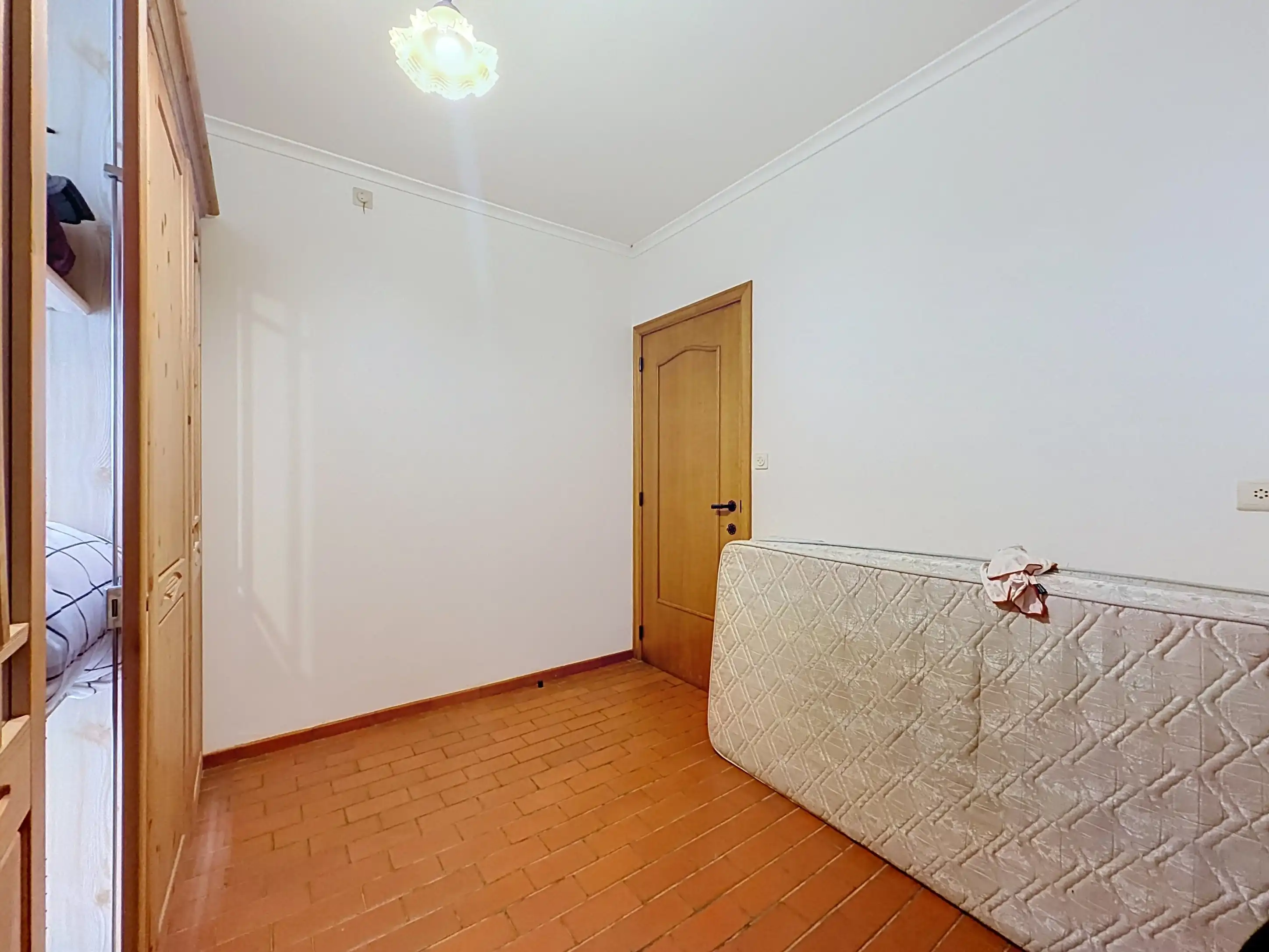 Landelijk gelegen gelijkvloerse villa te huur in Zonnebeke met 2 slaapkamers, garage, grote tuin en prachtig uitzicht! foto 10