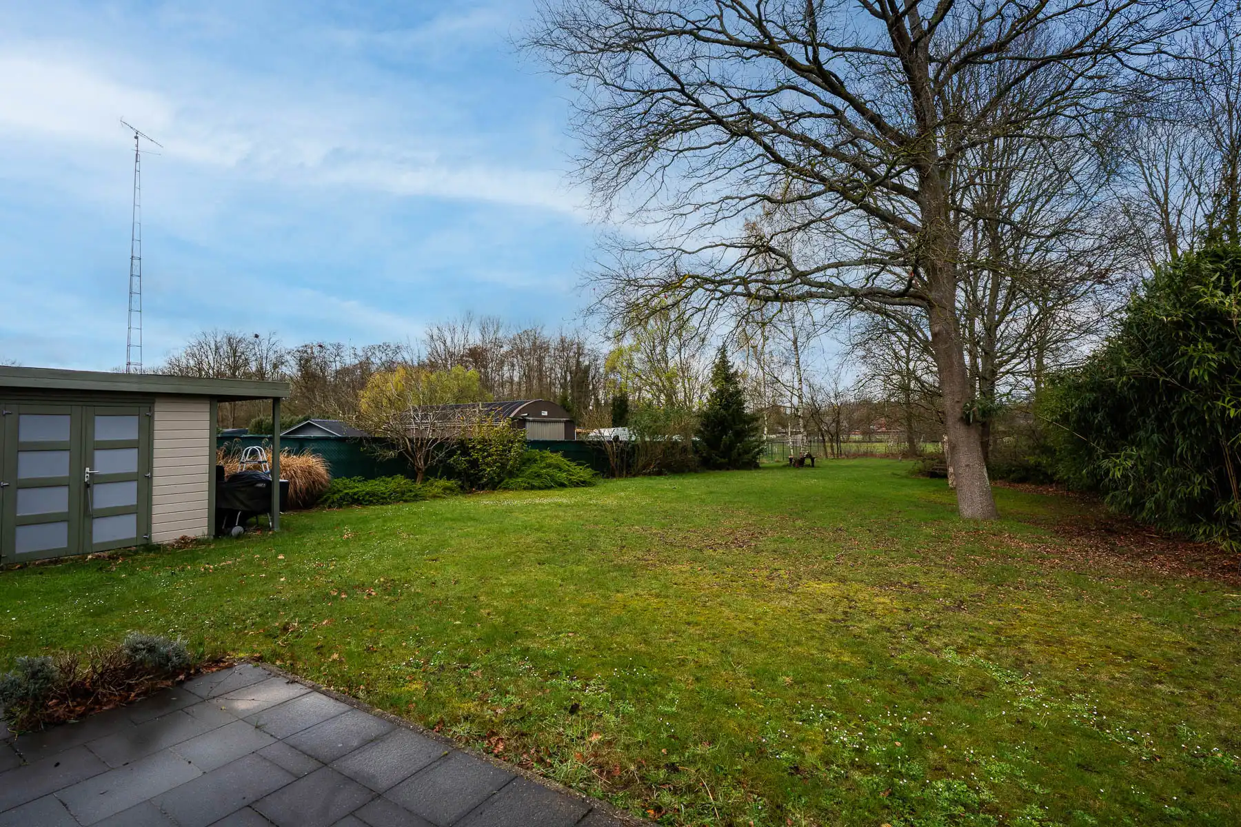 Ruime en moderne open bebouwing met prachtige tuin foto 2