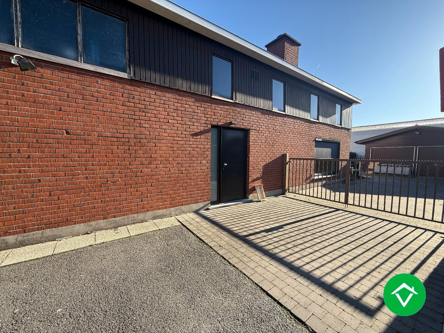 Gelijkvloerse woning met 3 slaapkamers, dubbele garage en tuin foto {{pictureIndex}}