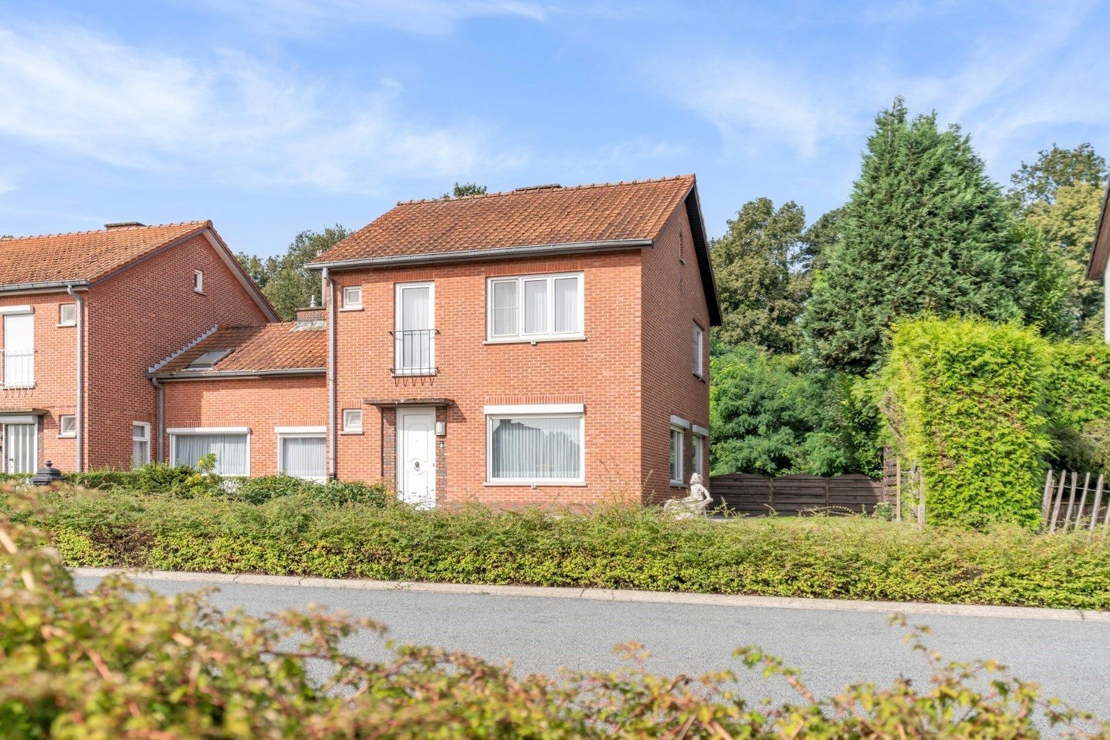 Comfortabele, halfvrijstaande woning op perceel van 7a19ca, rustige ligging! foto 2