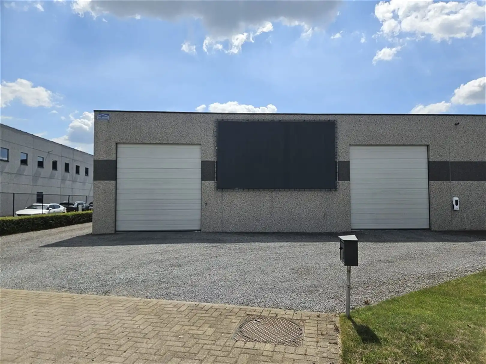 Bedrijfsgebouw met ruime parking te Waregem foto 3