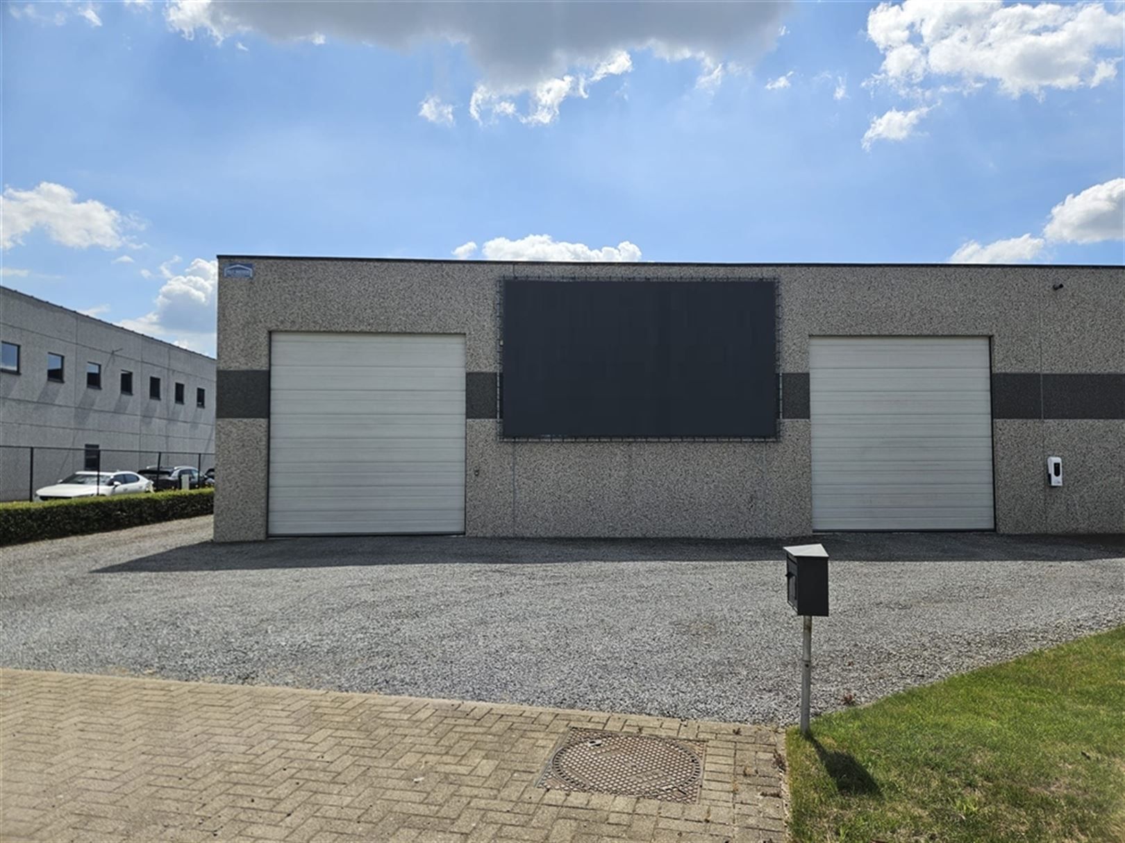 Bedrijfsgebouw met ruime parking te Waregem foto 3