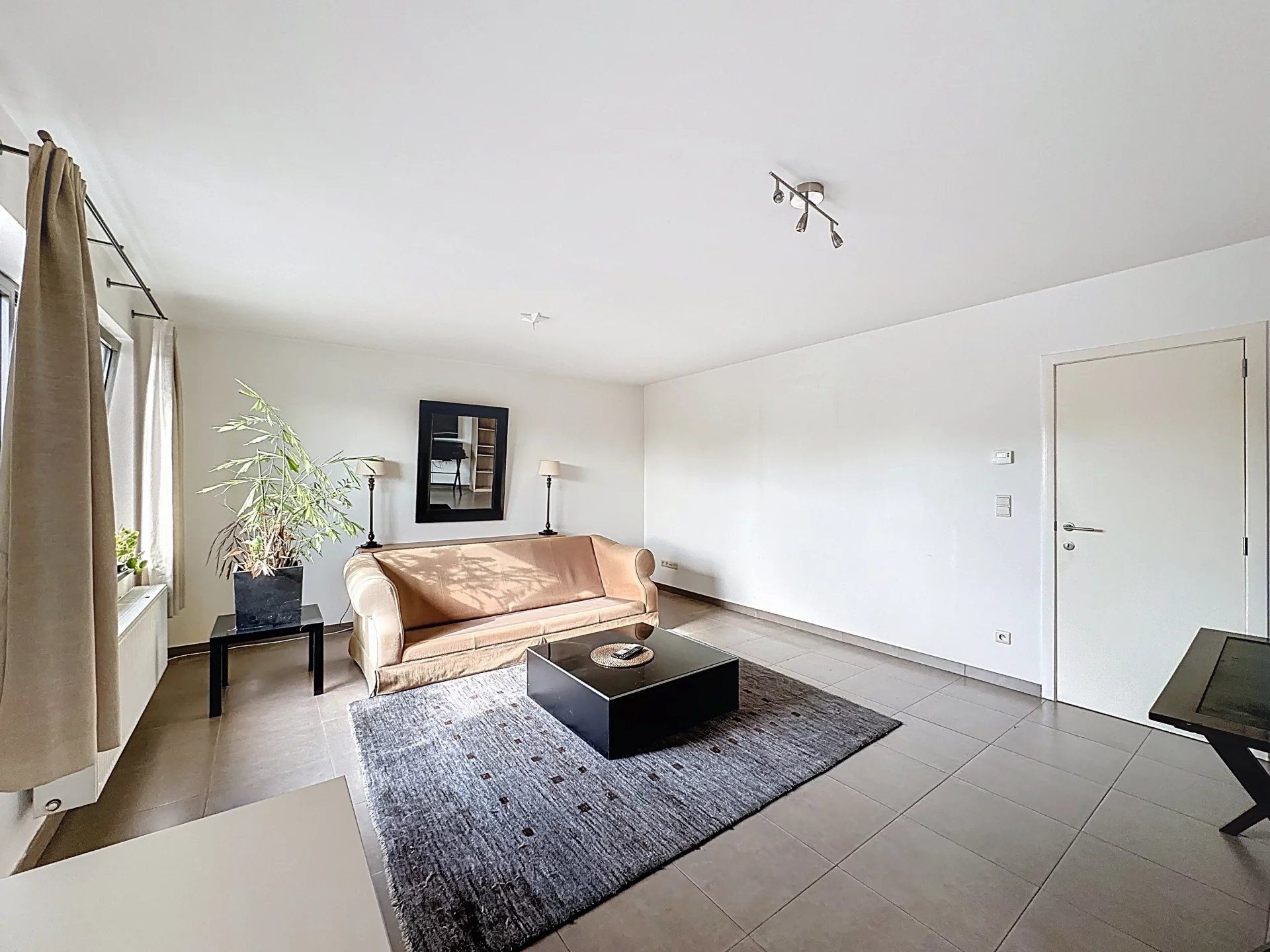 Ruim appartement met 2 slaapkamers, terras en overdekte staanplaats. foto 3