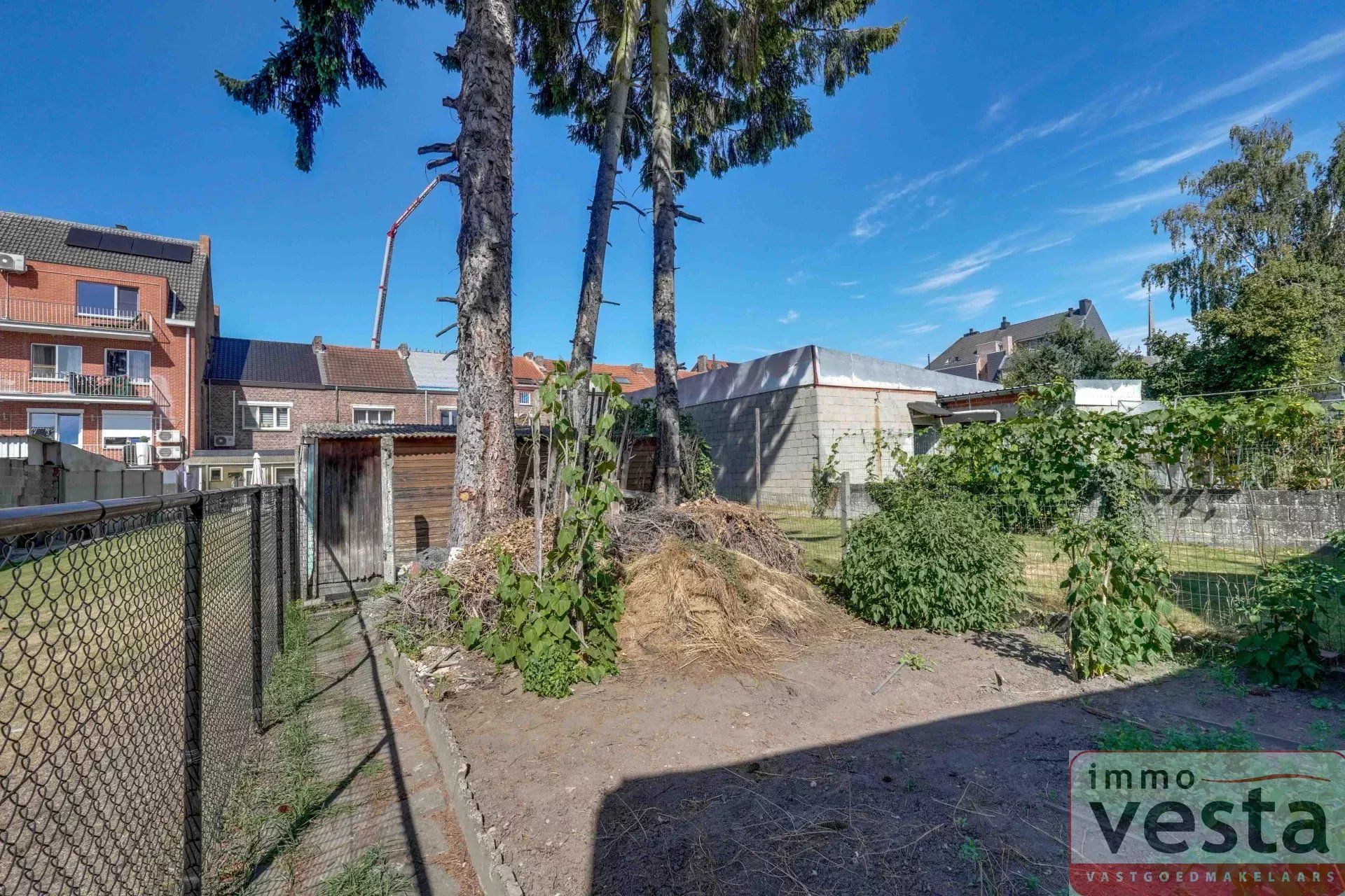 Ruime, te renoveren stadswoning met grote tuin foto 20