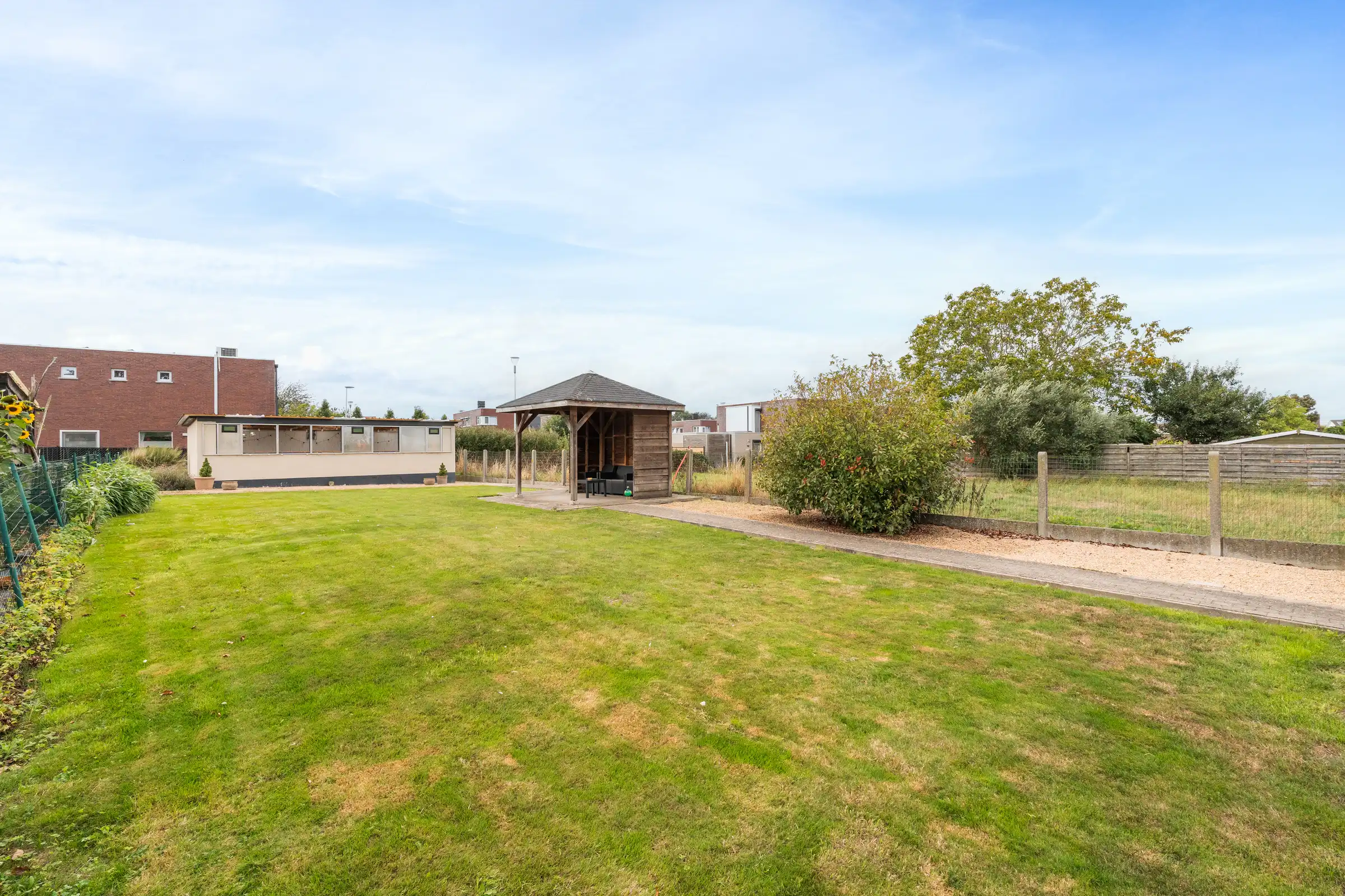 Ruime gezinswoning met 3 slaapkamers en mooie tuin foto 14
