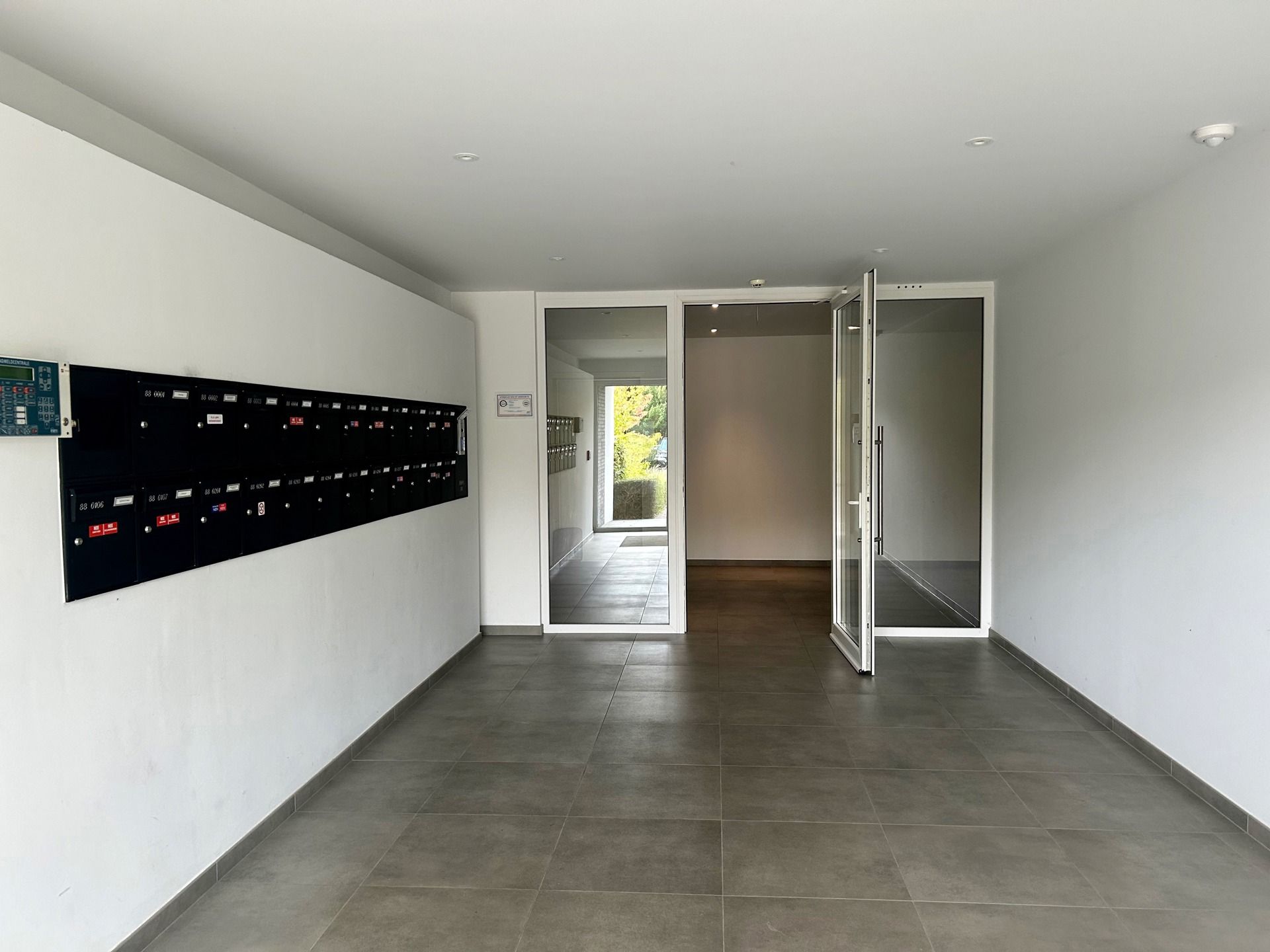 Nieuw appartement met terras en parking vlakbij het centrum! foto 3