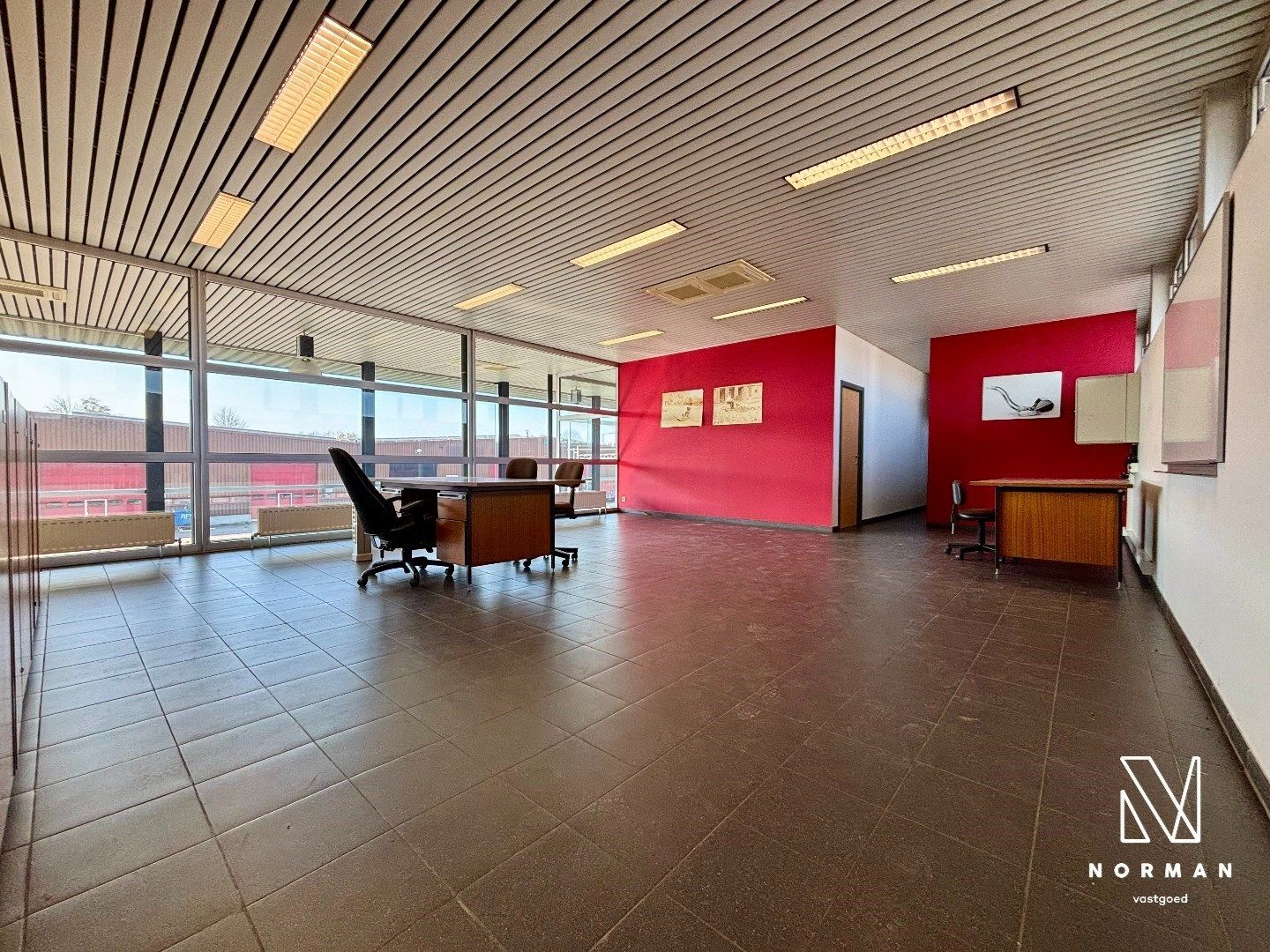 Toonzaal met bureaus en magazijn te huur in Meulebeke foto 5