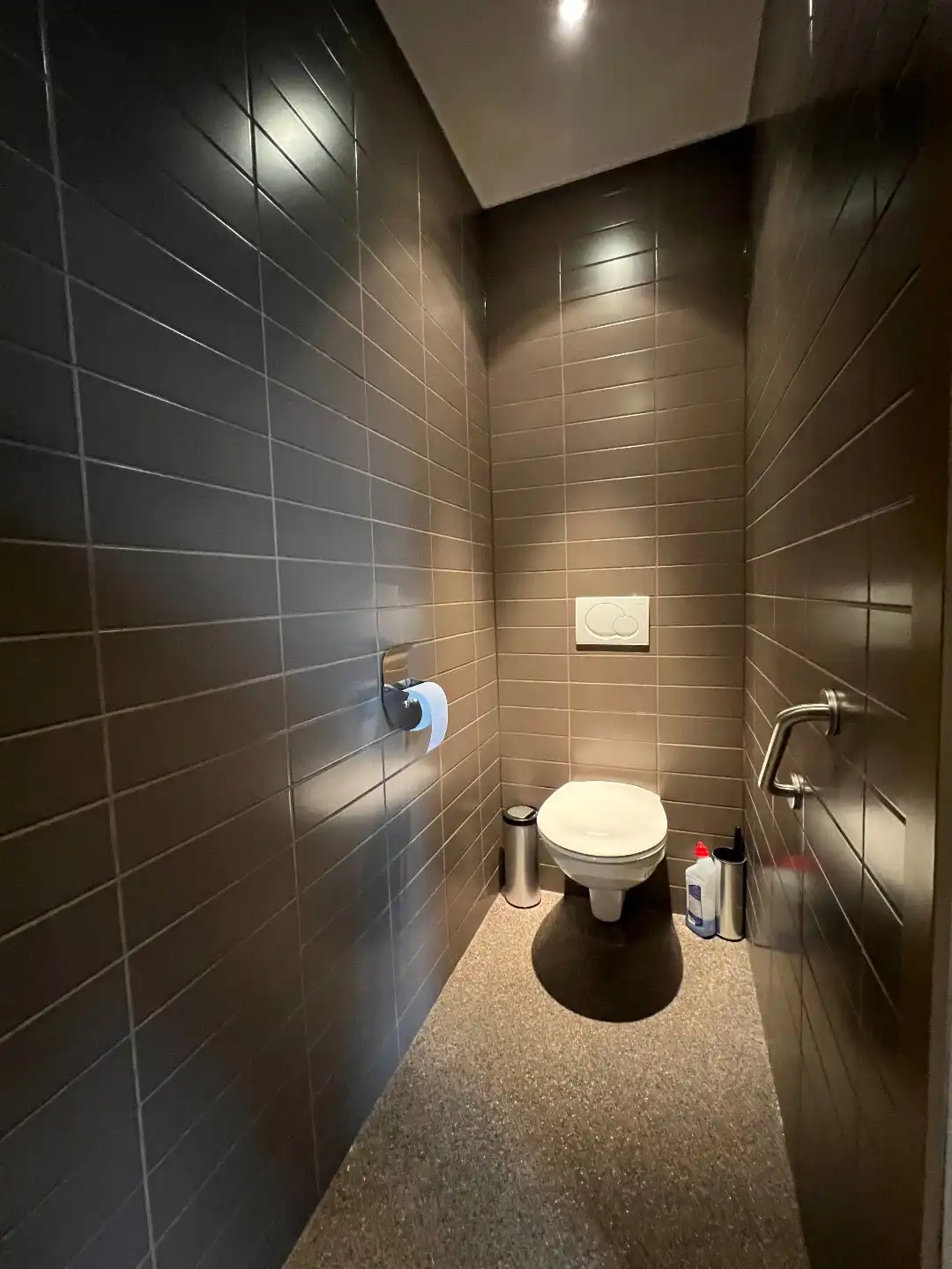 Goed gelegen dokterspraktijk met 3 kabinetten, onthaal, wachtzaal en parking foto 6