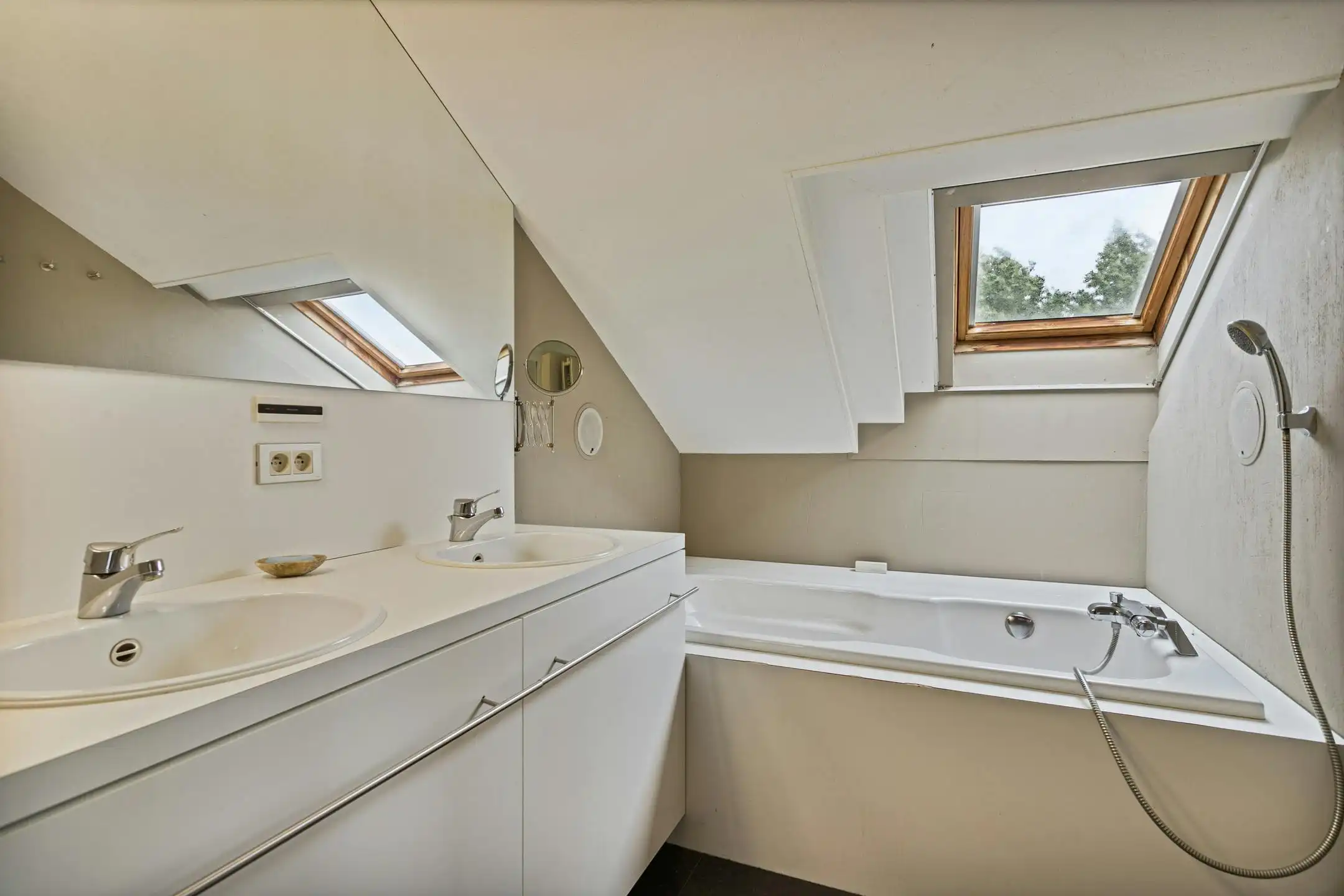 Ruime villa met praktijkruimte te koop in Sint-Baafs-Vijve foto 11