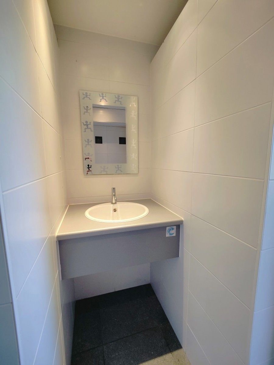 Ruim multifunctioneel pand met tuin foto 12