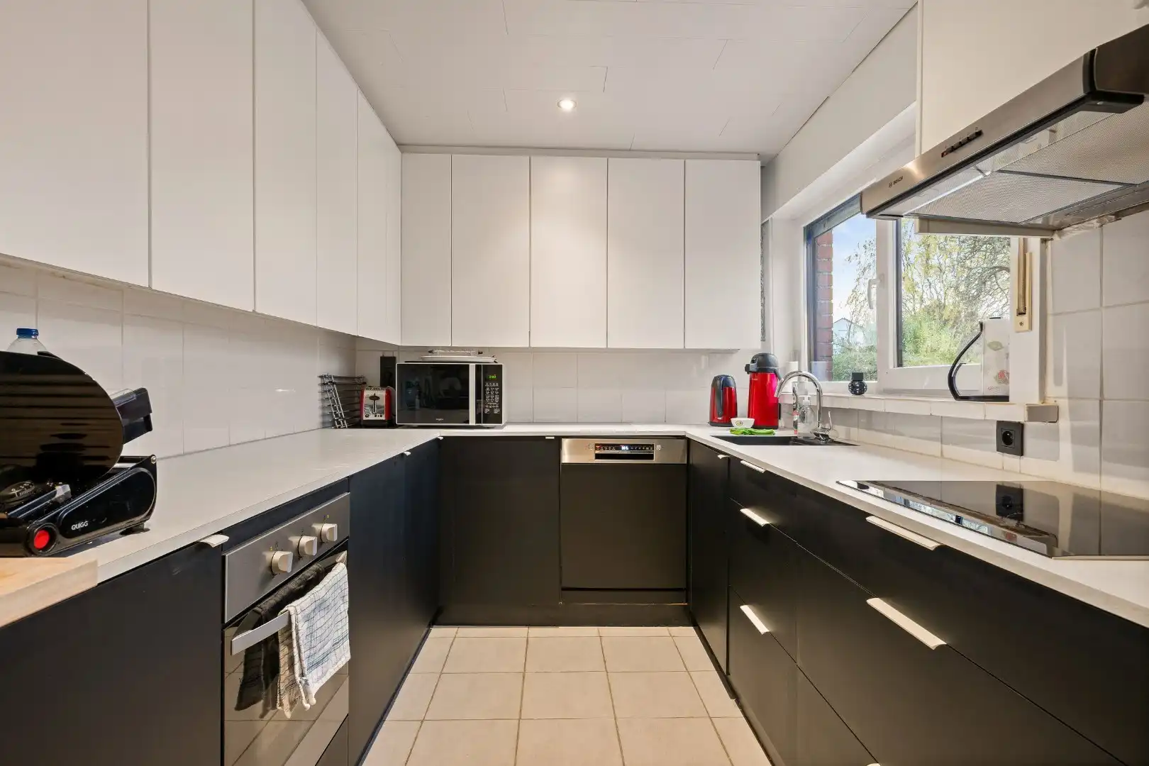 Instapklare halfopen woning met 5 slaapkamers, zonnige tuin en garage in Roeselare foto 7