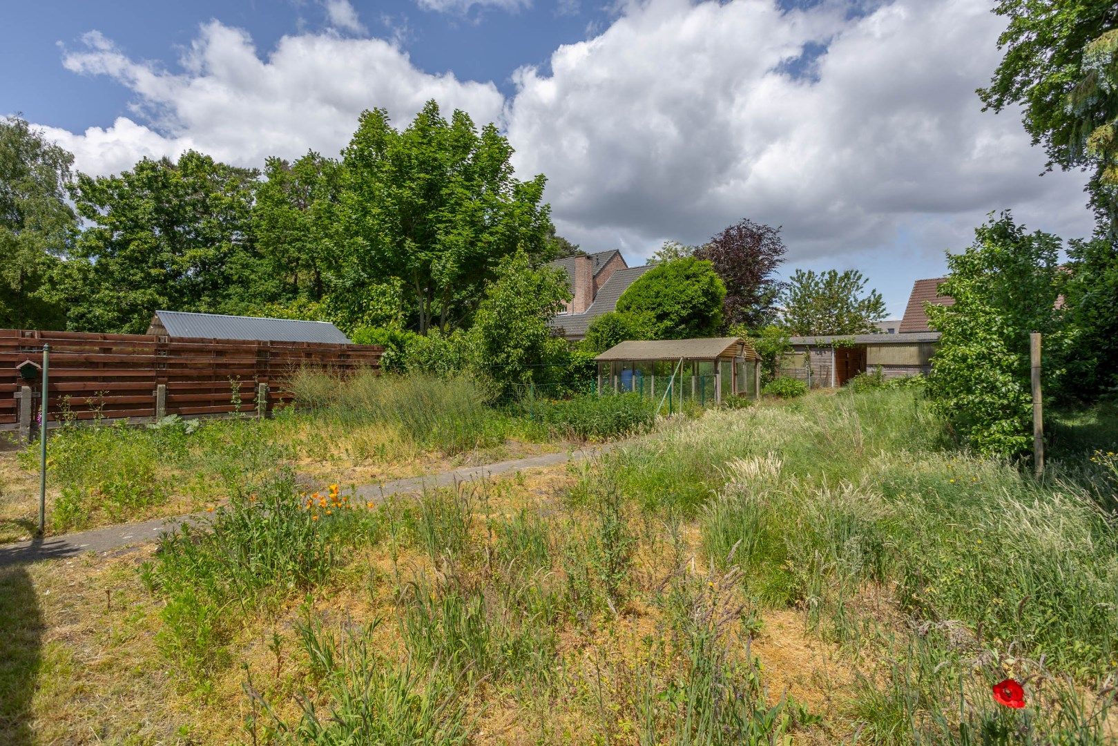 Deze ruime, te renoveren woning wordt verkocht. foto 37
