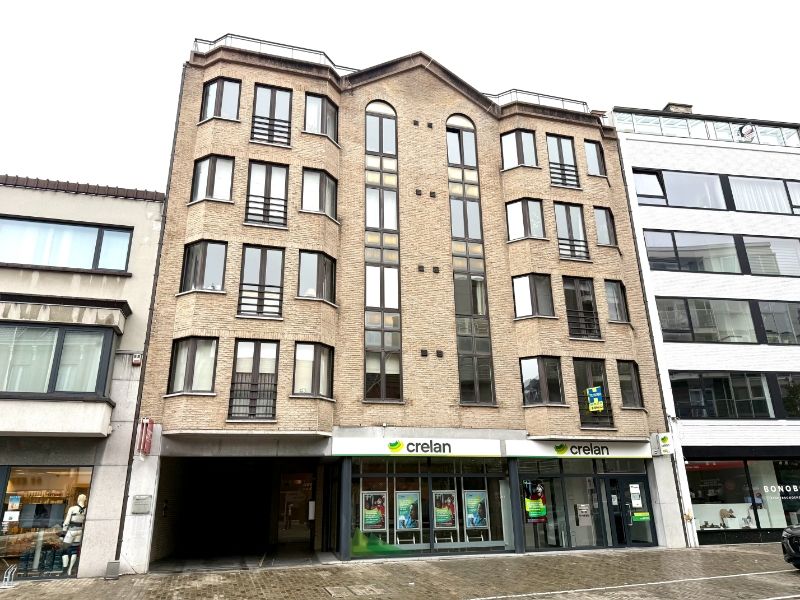 Instapklaar en ruim appartement met 2 slaapkamers en groot terras in hartje Deinze foto {{pictureIndex}}