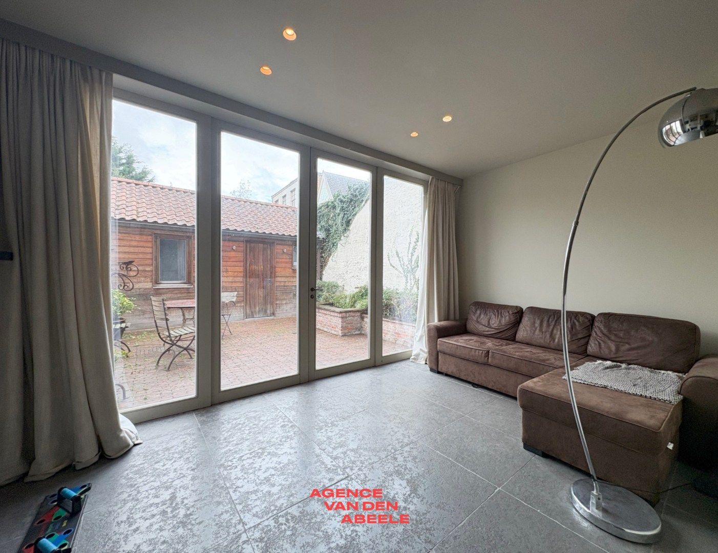 High class woning met stadskoer foto {{pictureIndex}}