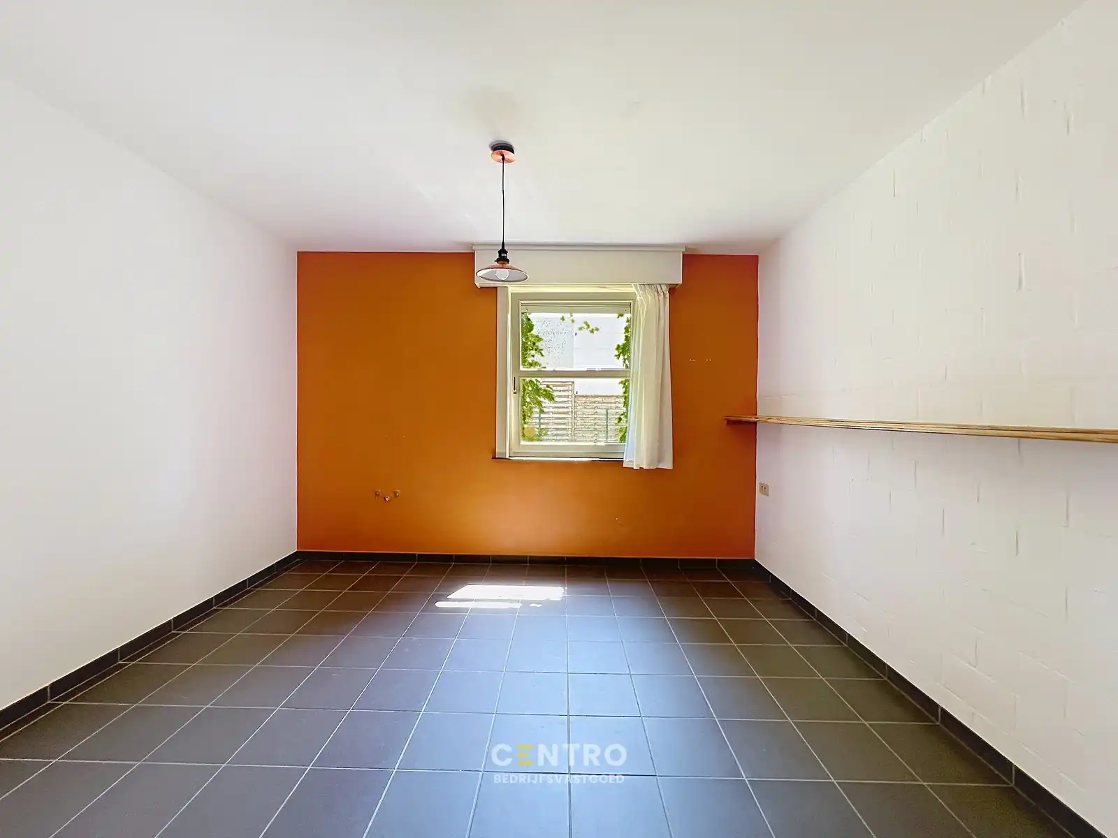 Kantoor met magazijn:  perfecte combinatie van ruimte en functionaliteit met een weelderige tuin (Oostnieuwkerke-Staden)! foto 32
