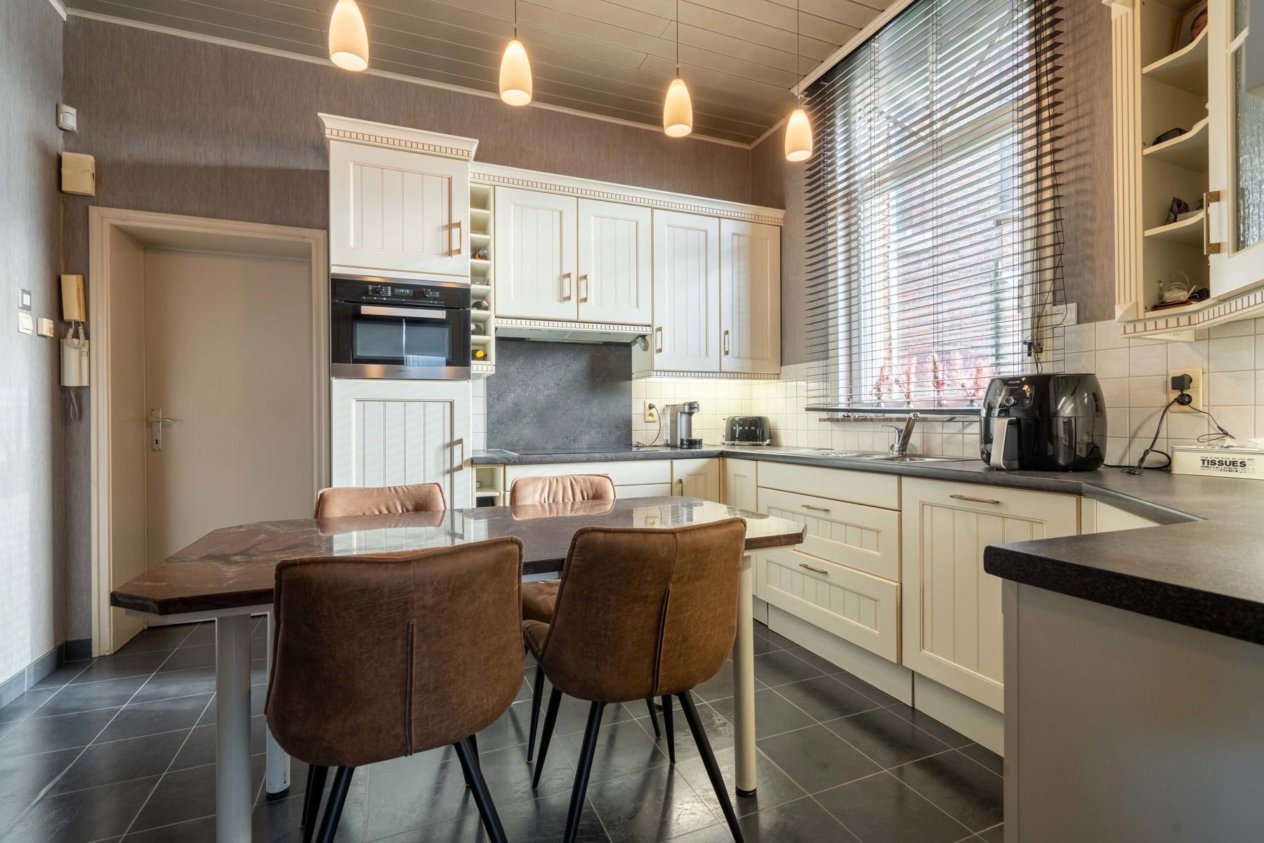 Huis met commercieel pand te koop in Grootlo! foto 6