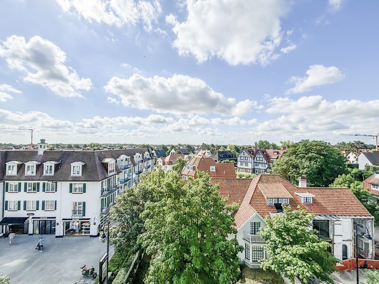 Zeer recent appartement met 1 slaapkamer gelegen op de Kustlaan met prachtig zicht over de villa's van het Zoute. foto 3