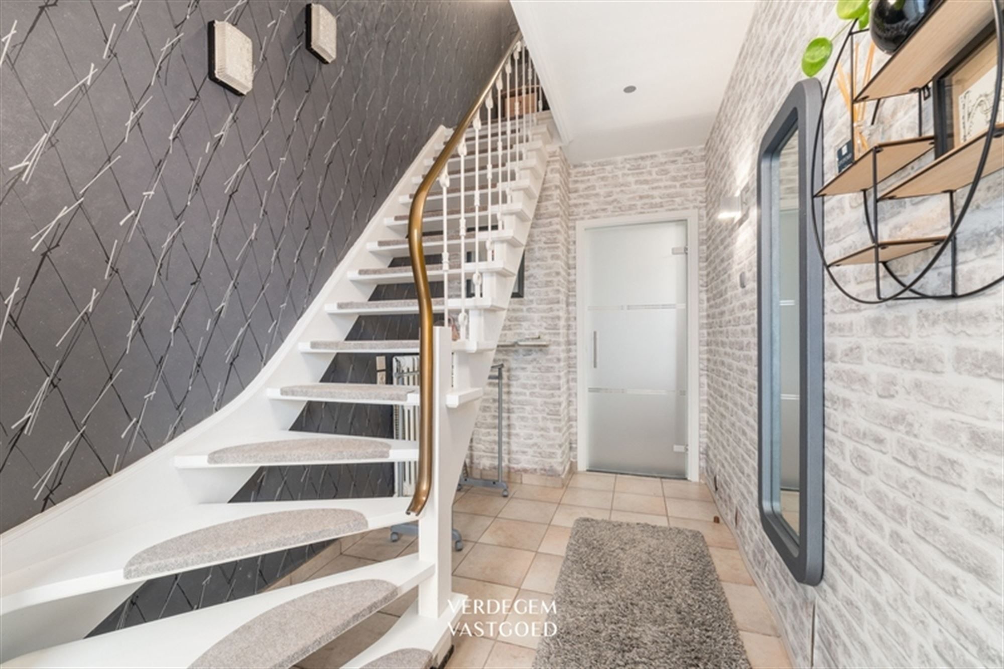 Stijlvolle en instapklare woning met 2+1 slaapkamers, garage en mooie tuin foto 12