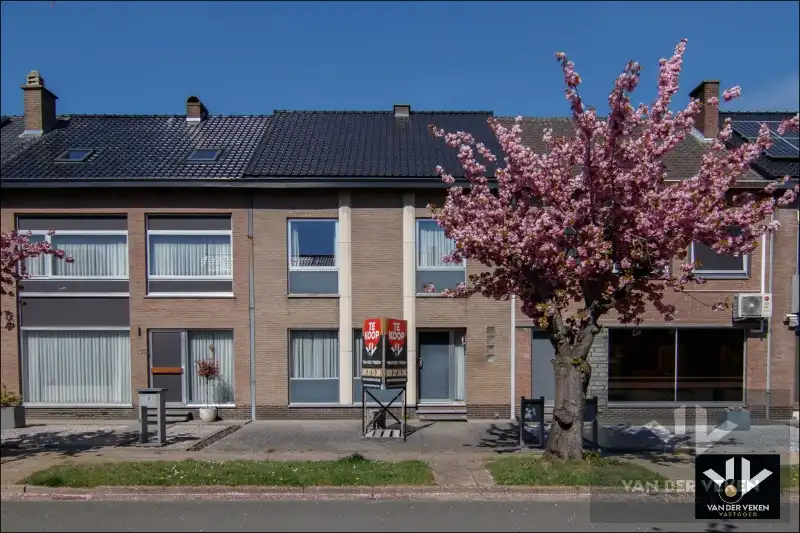 Hoofdfoto van de publicatie: DEGELIJKE GEZINSWONING  MET GARAGE  IN DE SINT-CATHARINAWIJK
