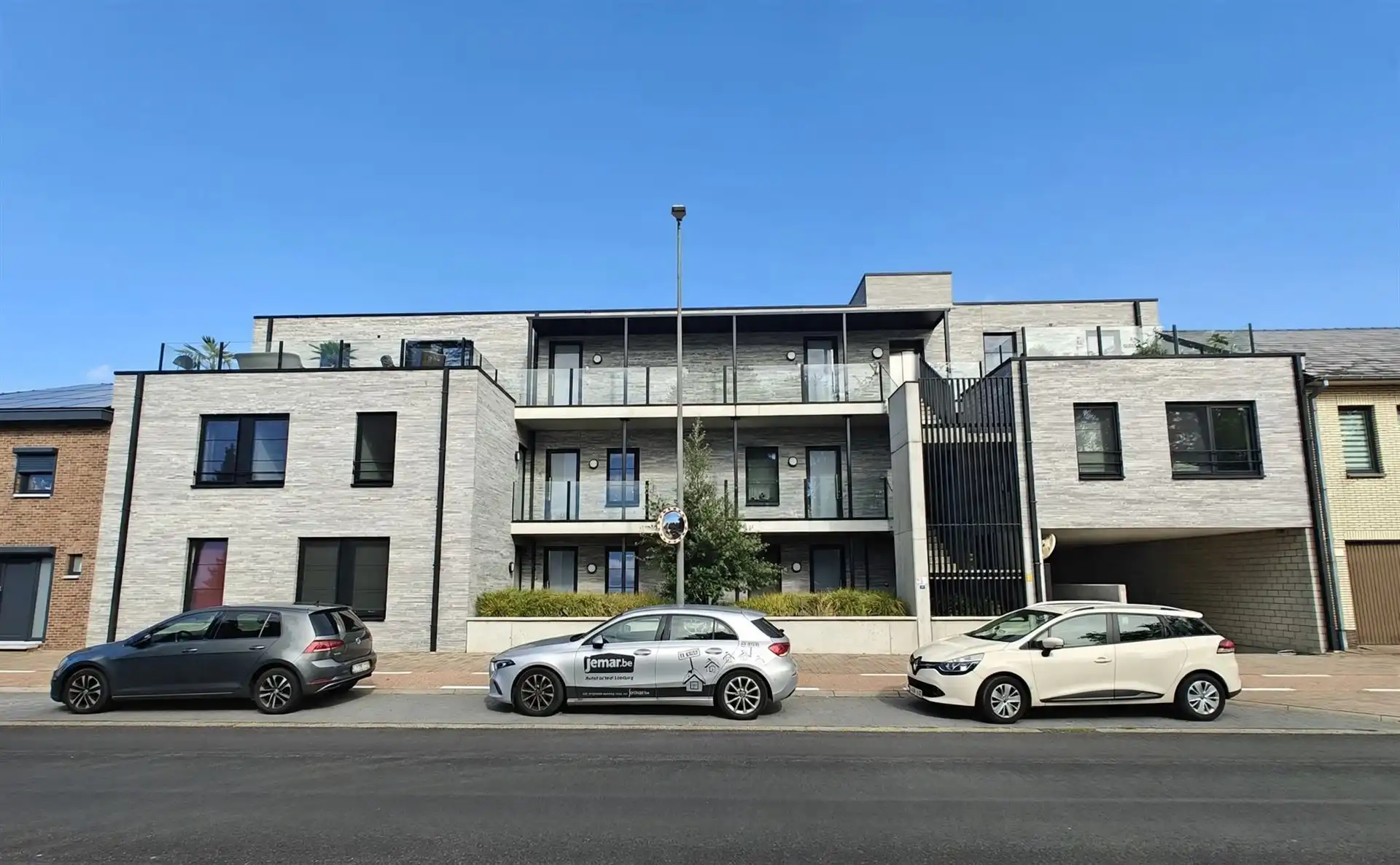 Gelijkvloers appartement met 2 slaapkamers een ruim terras, tuin en extra gemeenschappelijke tuin  foto {{pictureIndex}}
