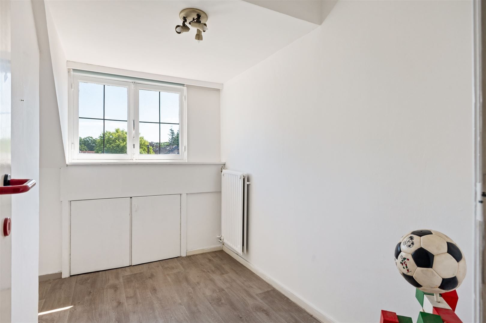 Ruime te renoveren woning in het gegeerde Ekeren-Donk. foto 20