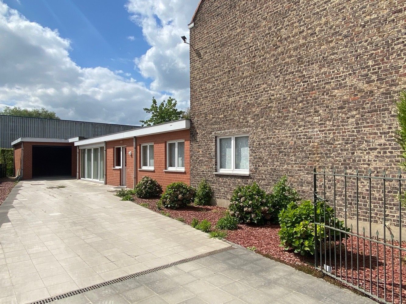 Ruime halfopen gezinswoning met grote garage/atelier (+/- 60m²) op een strategische ligging. foto 12