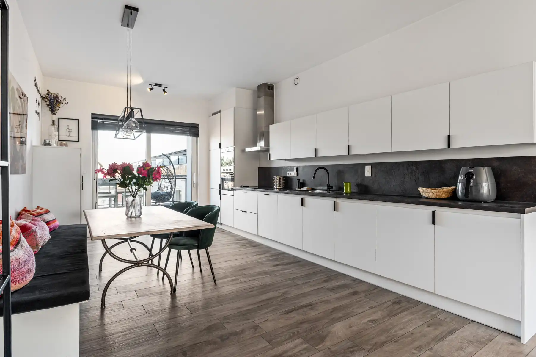 Lichtrijk appartement met terras in statig karakterpand foto 2